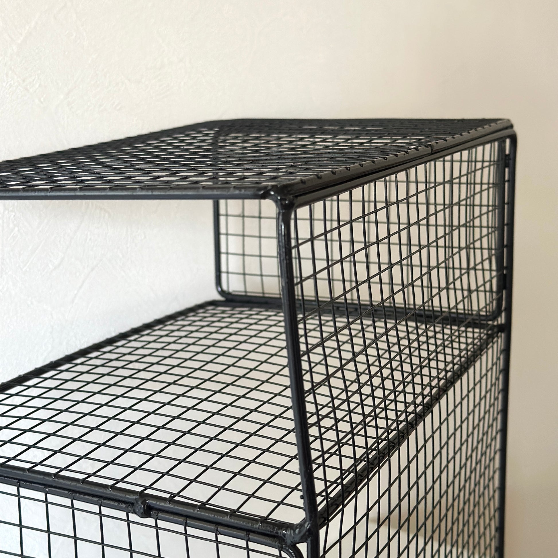 ブラックのメッシュデザインの収納ラック