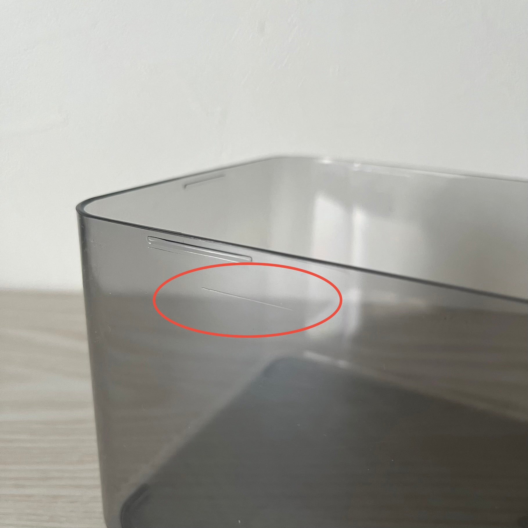 スモークグレーのアクリルティッシュケースに傷が入っている様子
