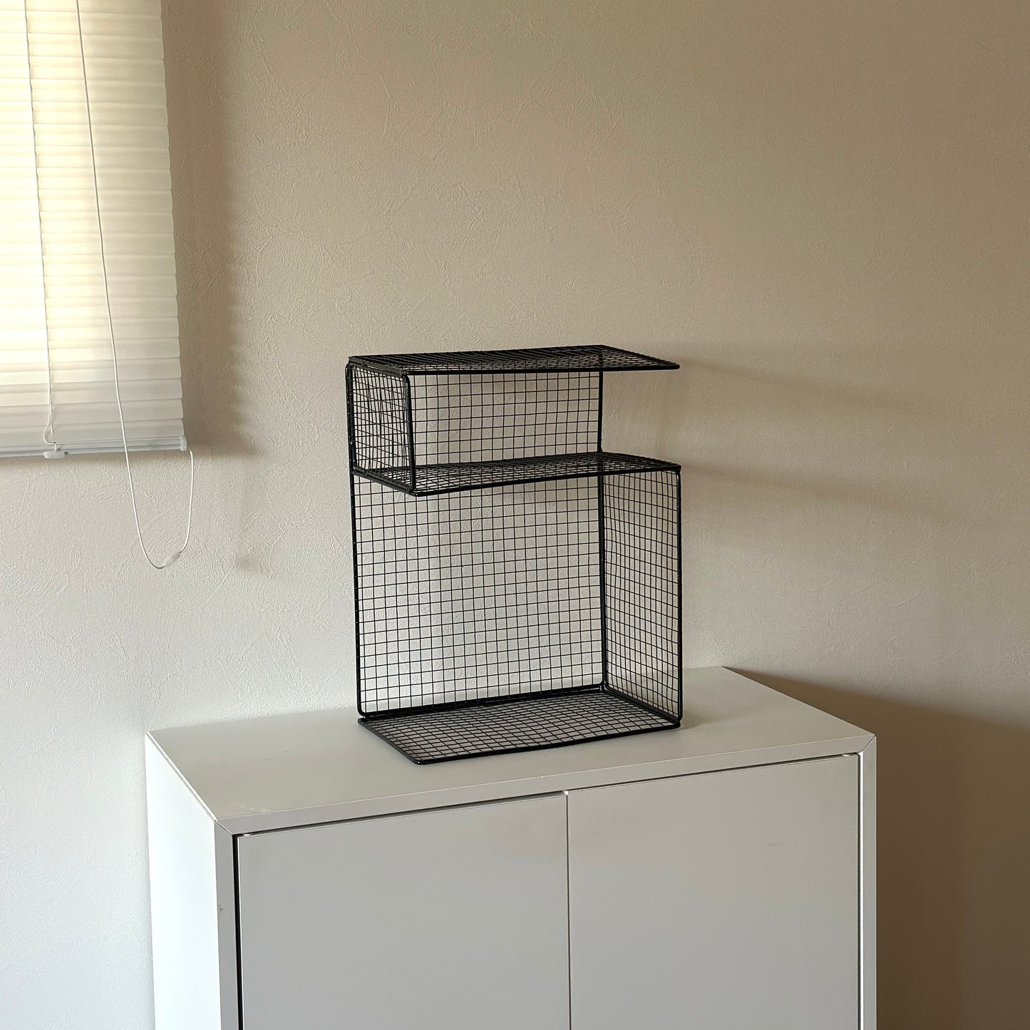 ブラックのメッシュデザインの収納ラック