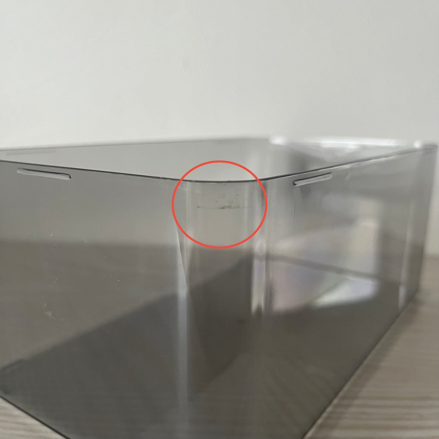 スモークグレーのアクリルティッシュケースに汚れがついている様子