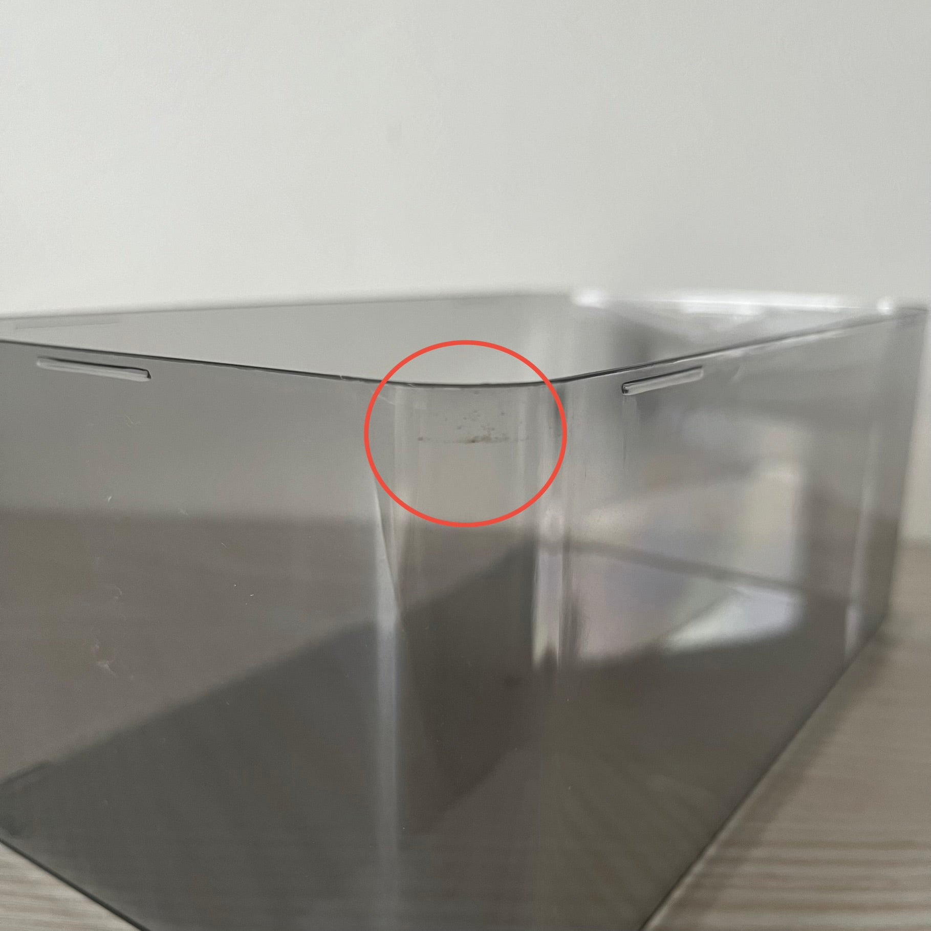 スモークグレーのアクリルティッシュケースに汚れがついている様子
