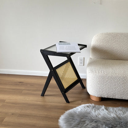 ガラス天板のラタン風のサイドテーブルがソファーの横に置かれている様子