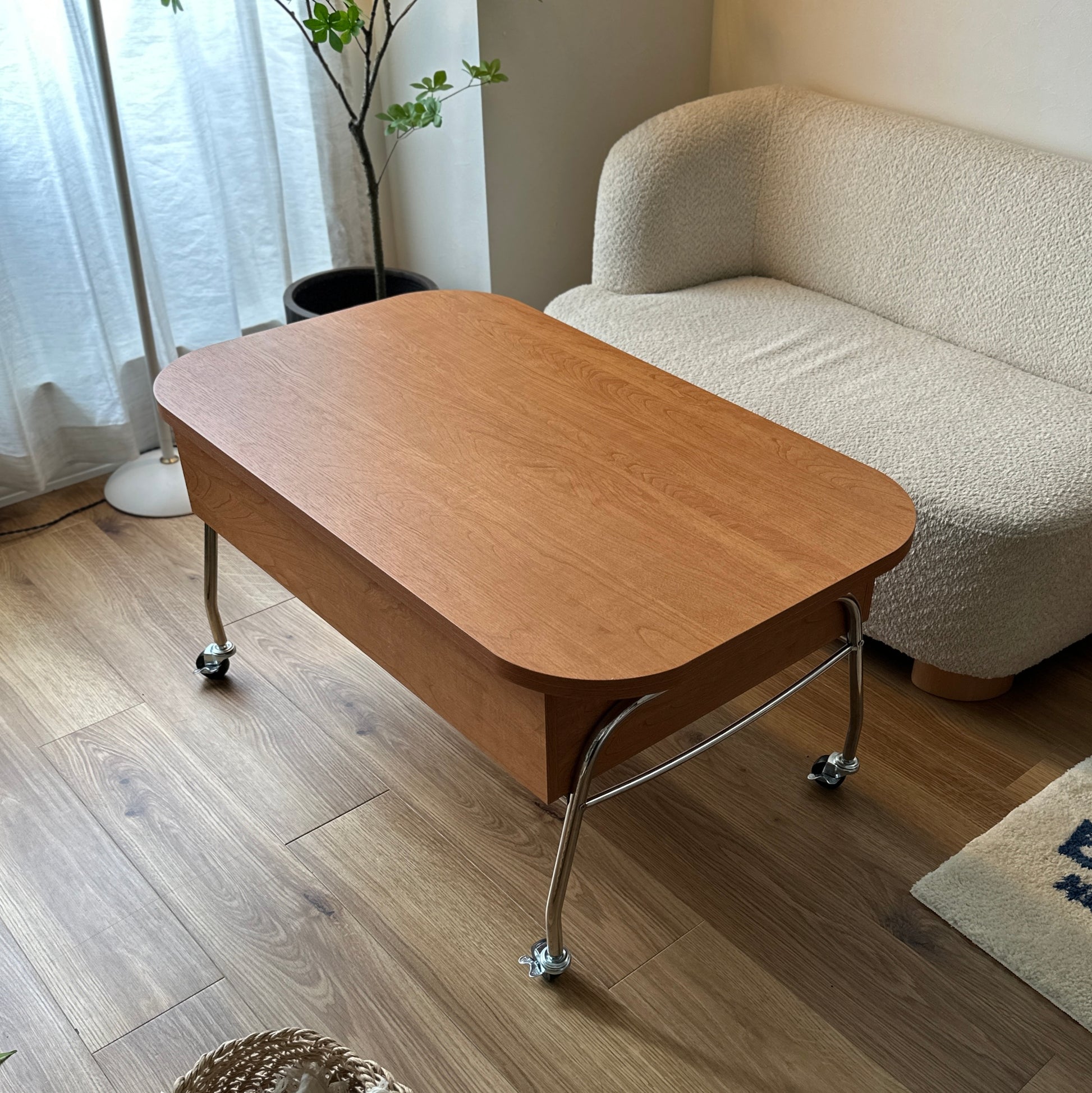 2wayキャメルセンターテーブルのライトブラウンの木製天板とキャスター付きクロム脚のコーヒーテーブル