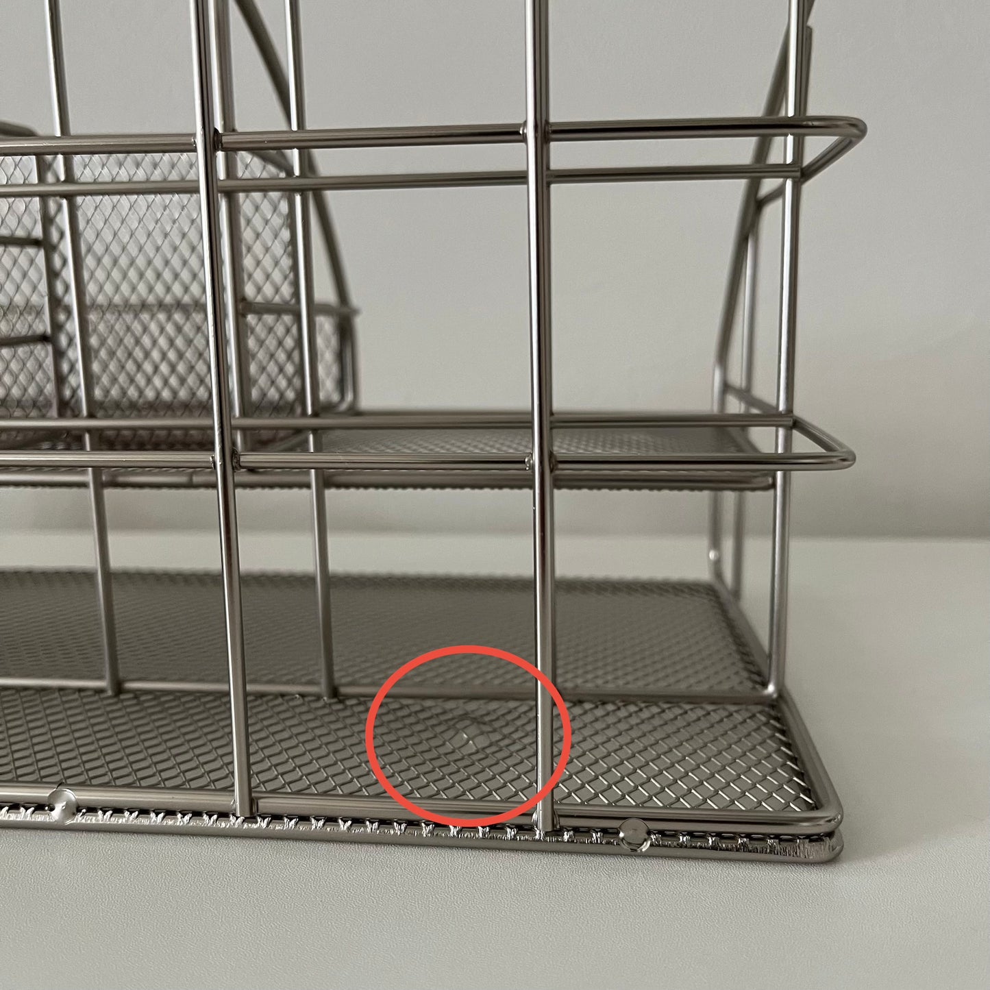シルバーのステーショナリーラックに突起がある様子