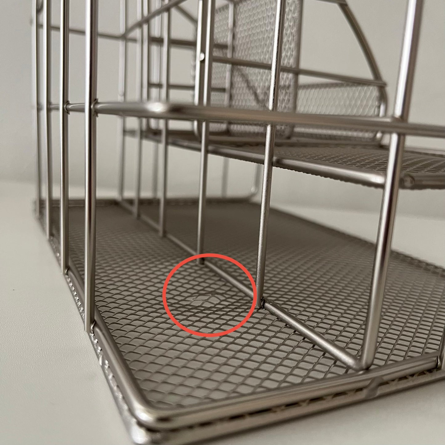 シルバーのステーショナリーラックに凹みがある様子