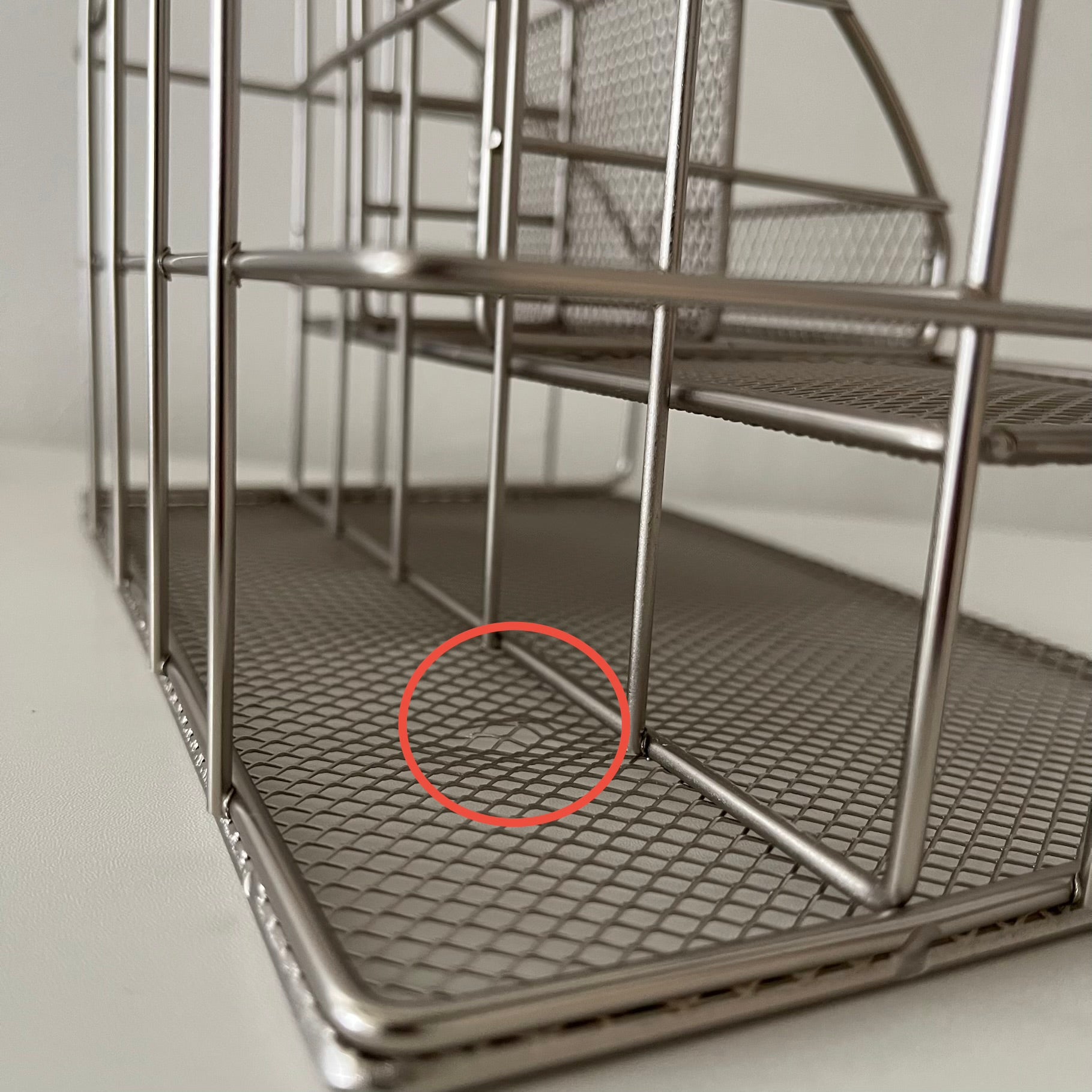 シルバーのステーショナリーラックに凹みがある様子