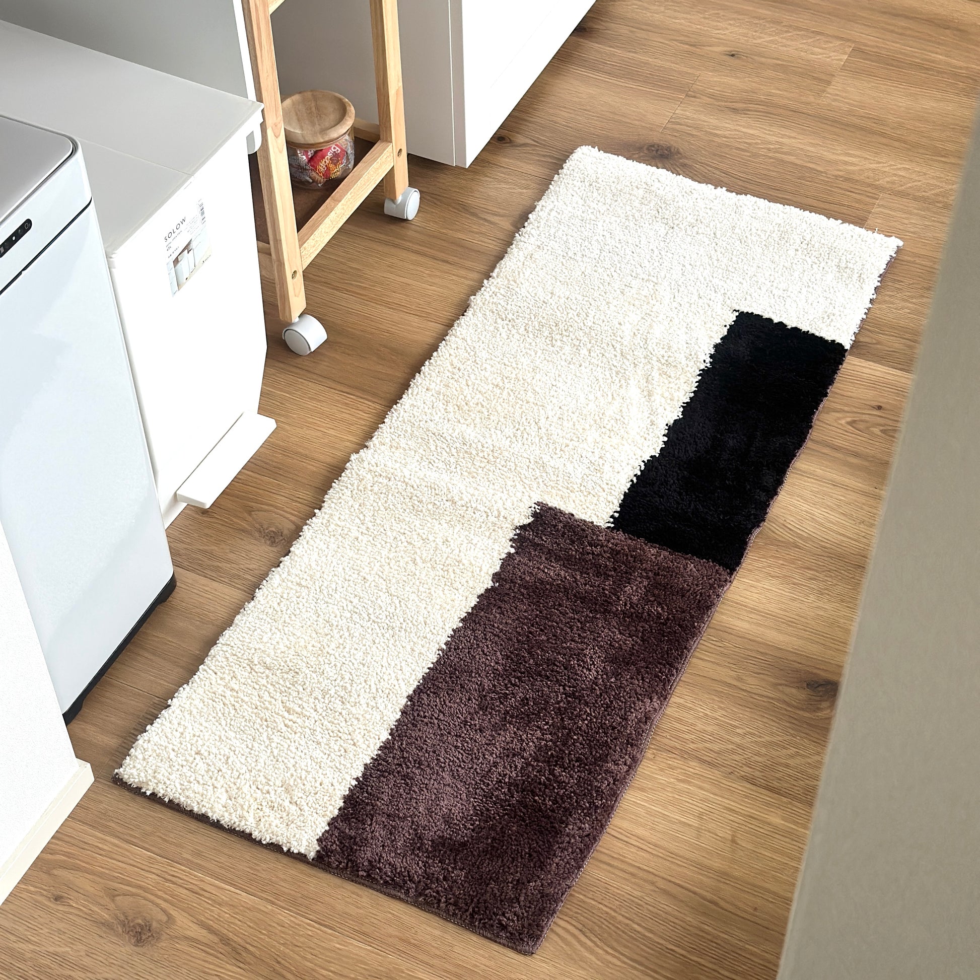 シンプルなブロックカラーのロングラグをキッチンに敷いている様子