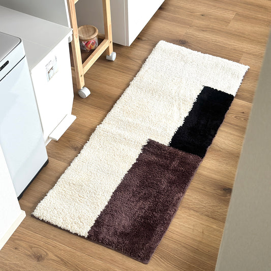 シンプルなブロックカラーのロングラグをキッチンに敷いている様子