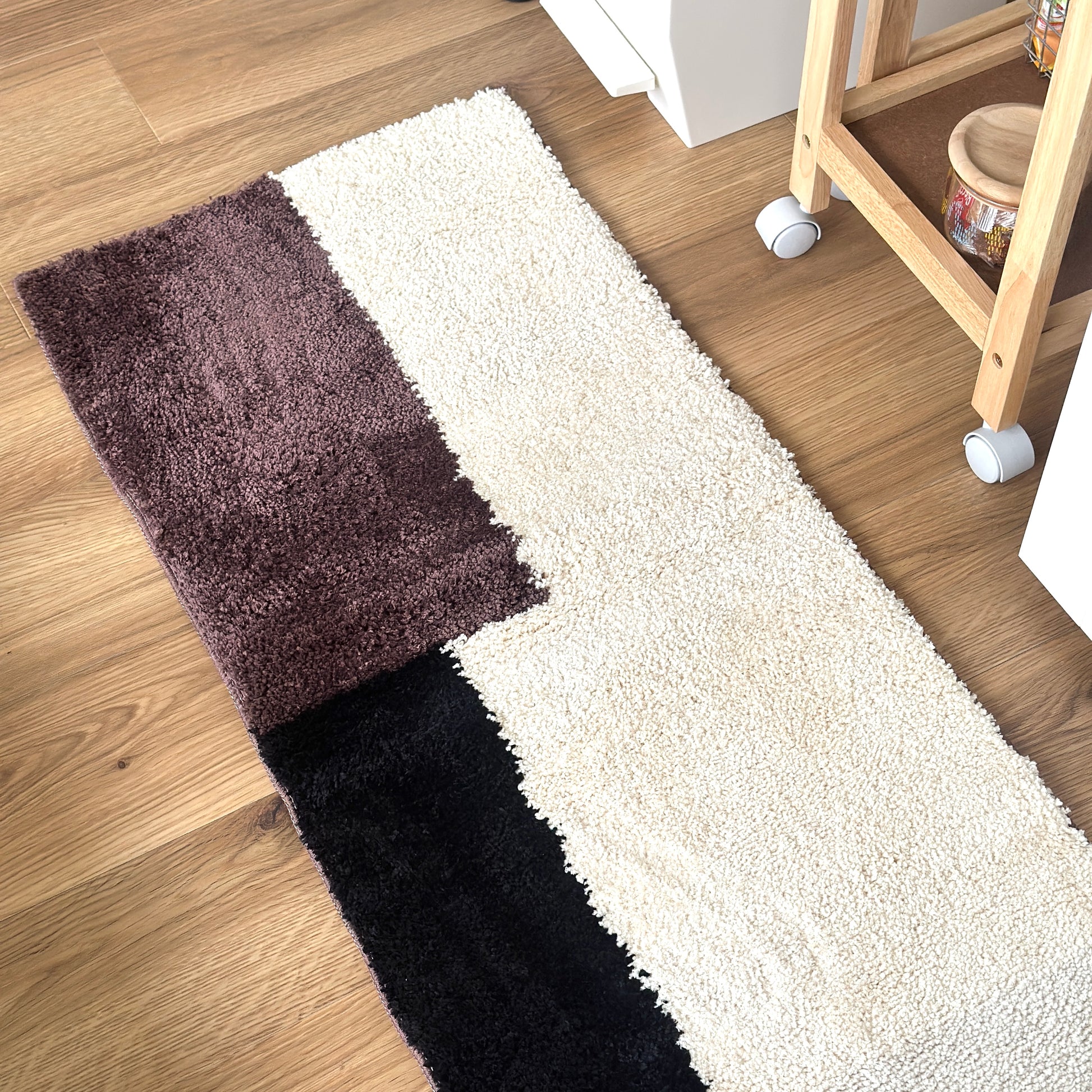 シンプルなブロックカラーのロングラグ