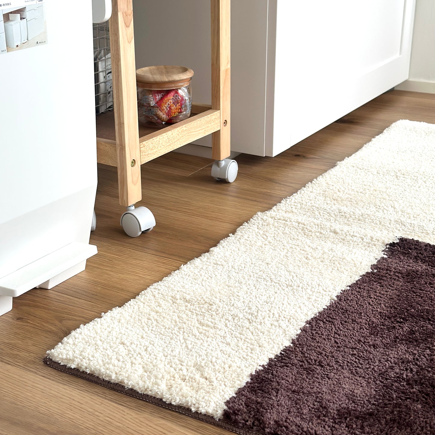 シンプルなブロックカラーのロングラグ