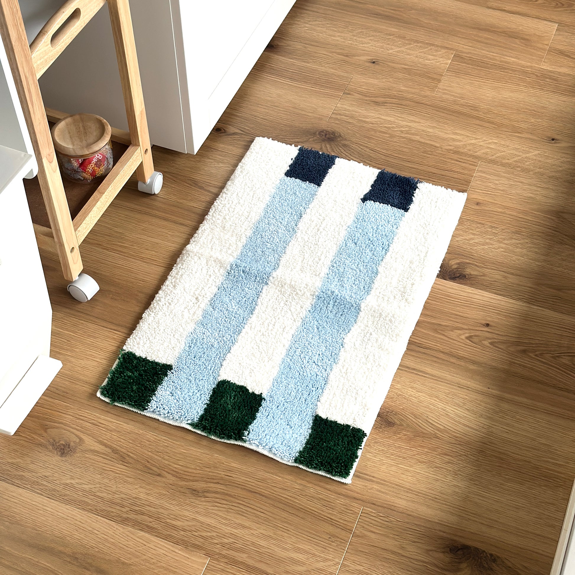 ライトブルーのカラーブロックが特徴的なミニラグ