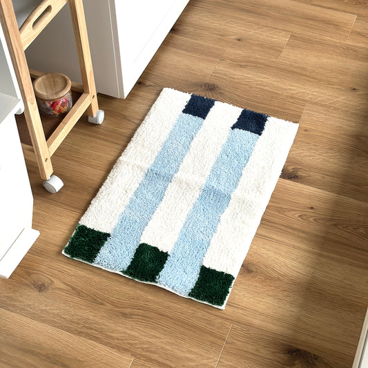 ライトブルーのカラーブロックが特徴的なミニラグ