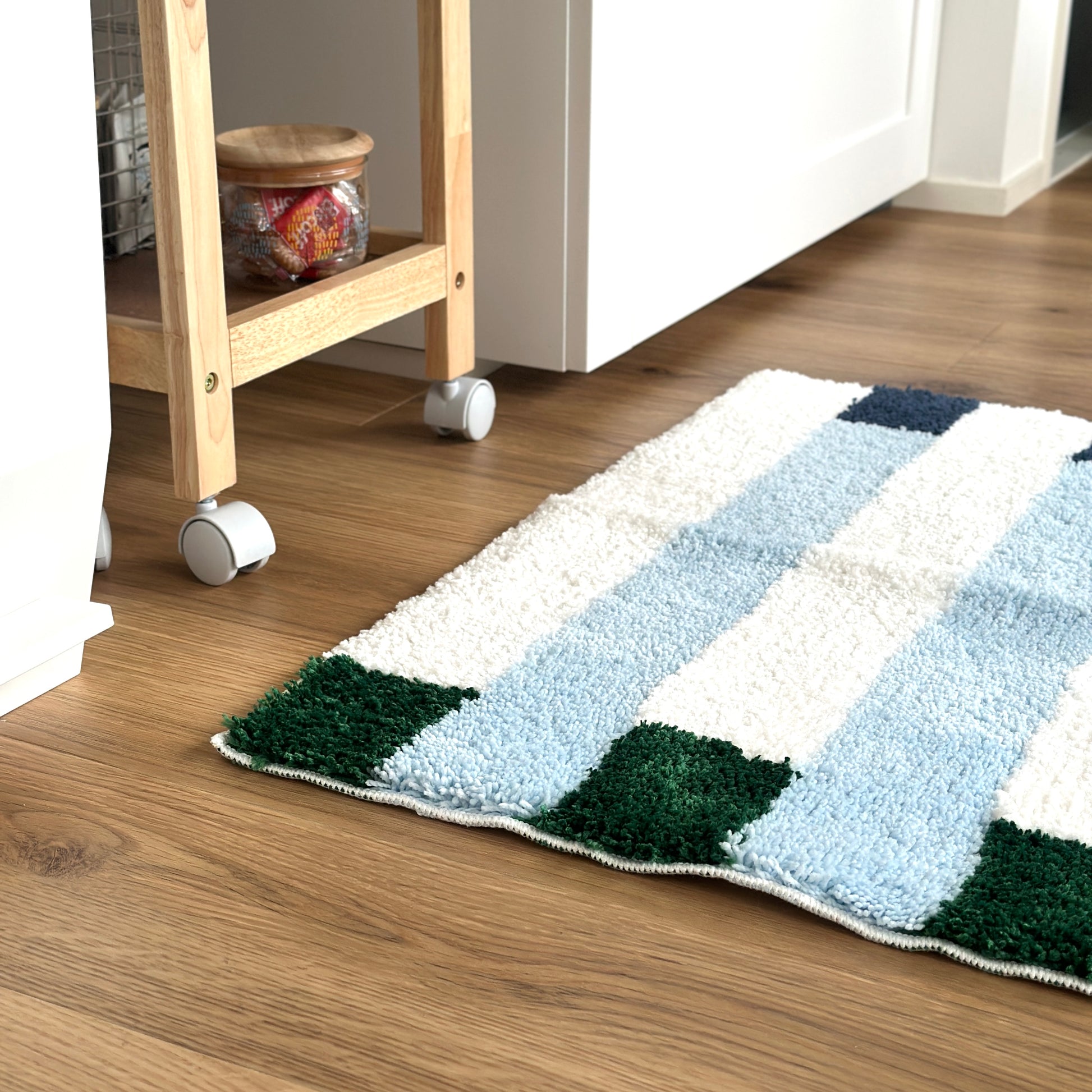 ライトブルーのカラーブロックが特徴的なミニラグ