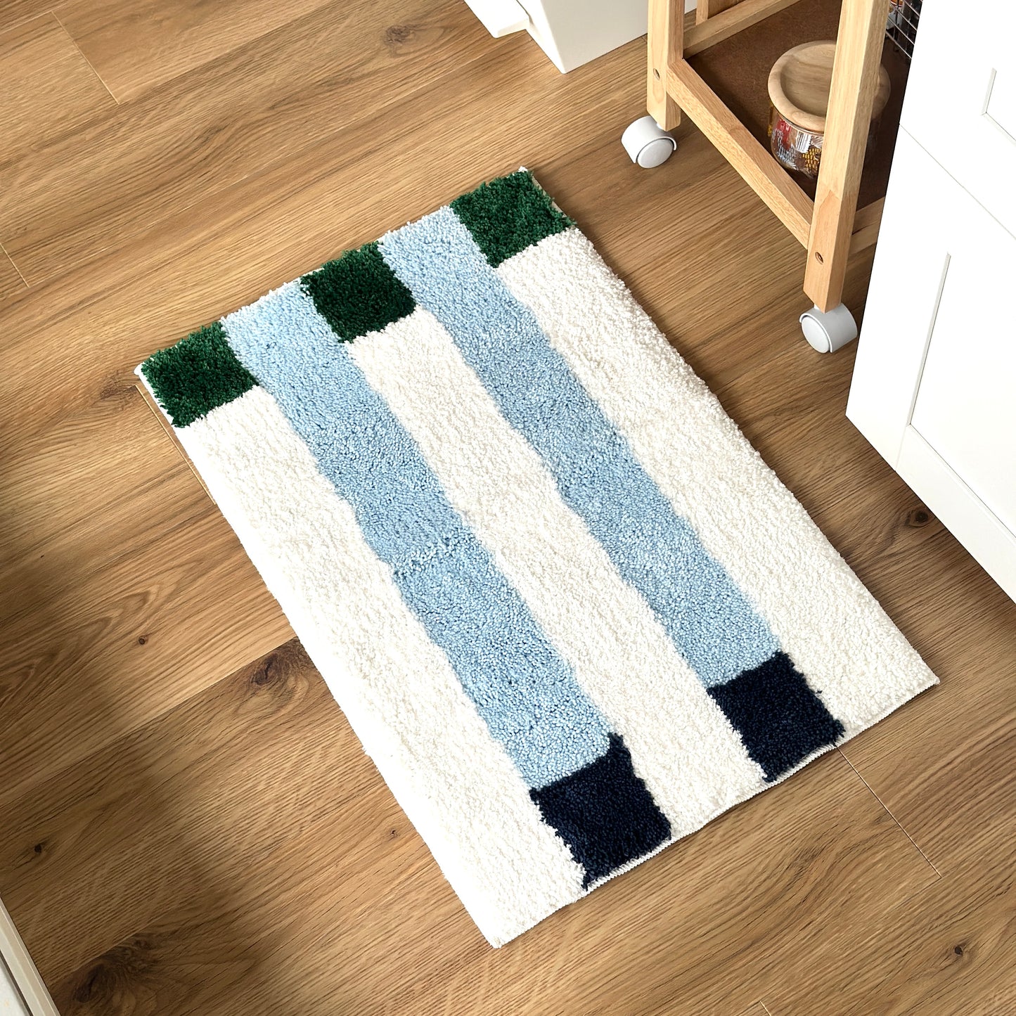 ライトブルーのカラーブロックが特徴的なミニラグ