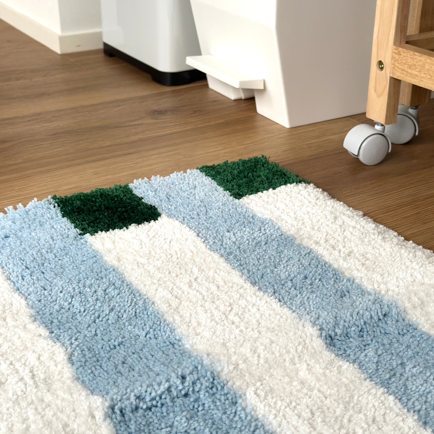 ライトブルーのカラーブロックが特徴的なミニラグ