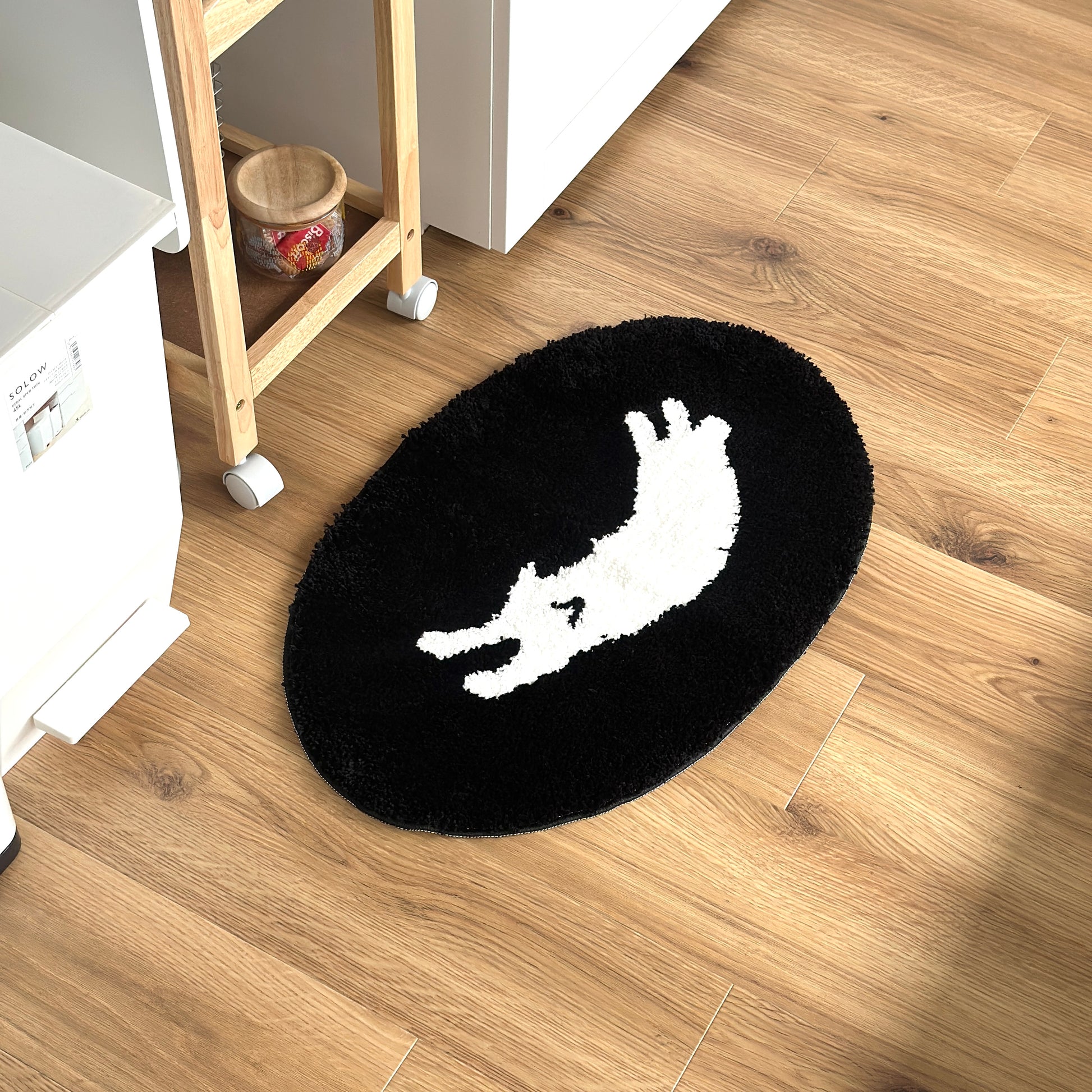 眠る犬がイラストされたミニラグをキッチンに敷いている様子