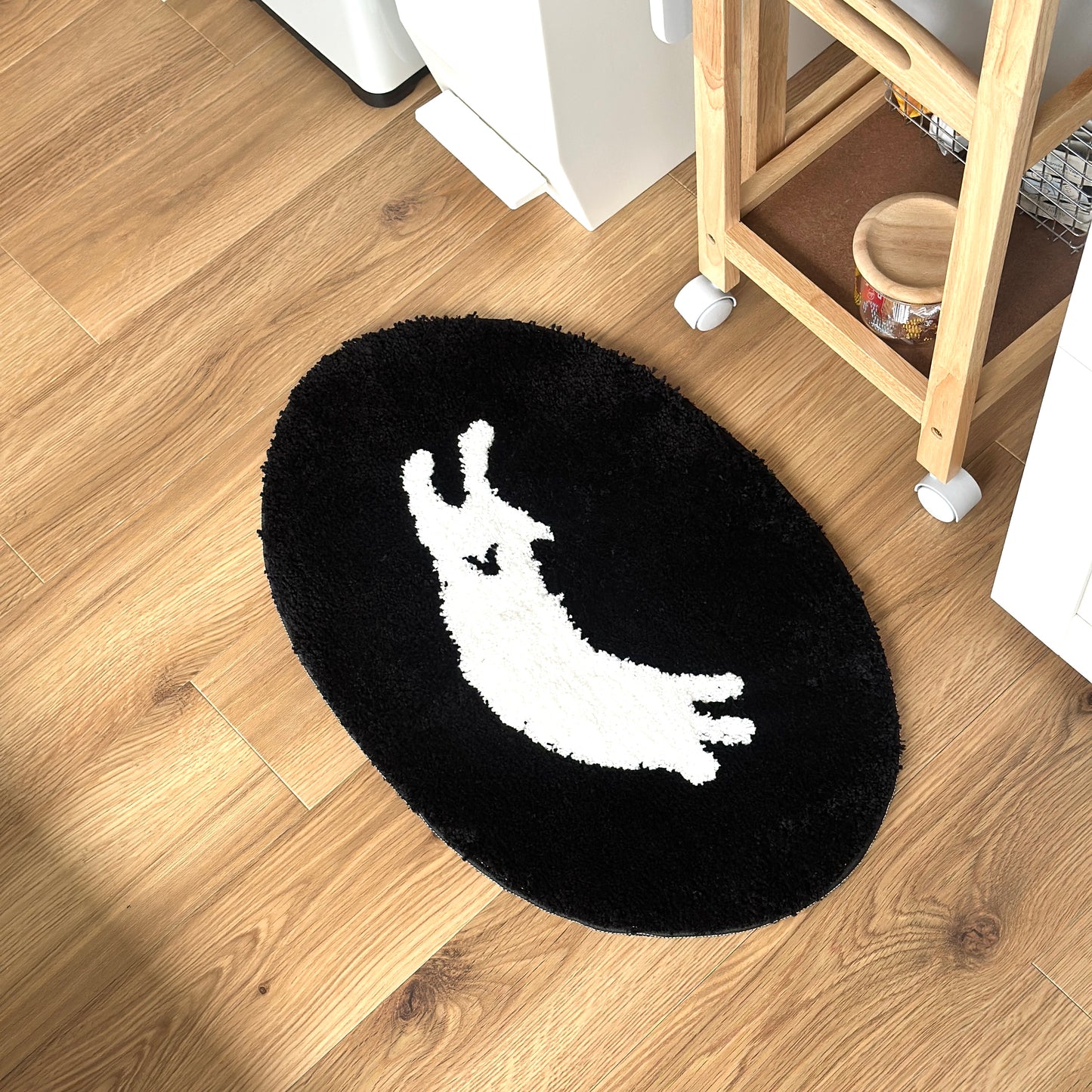 眠る犬がイラストされたミニラグがキッチンに敷かれている様子