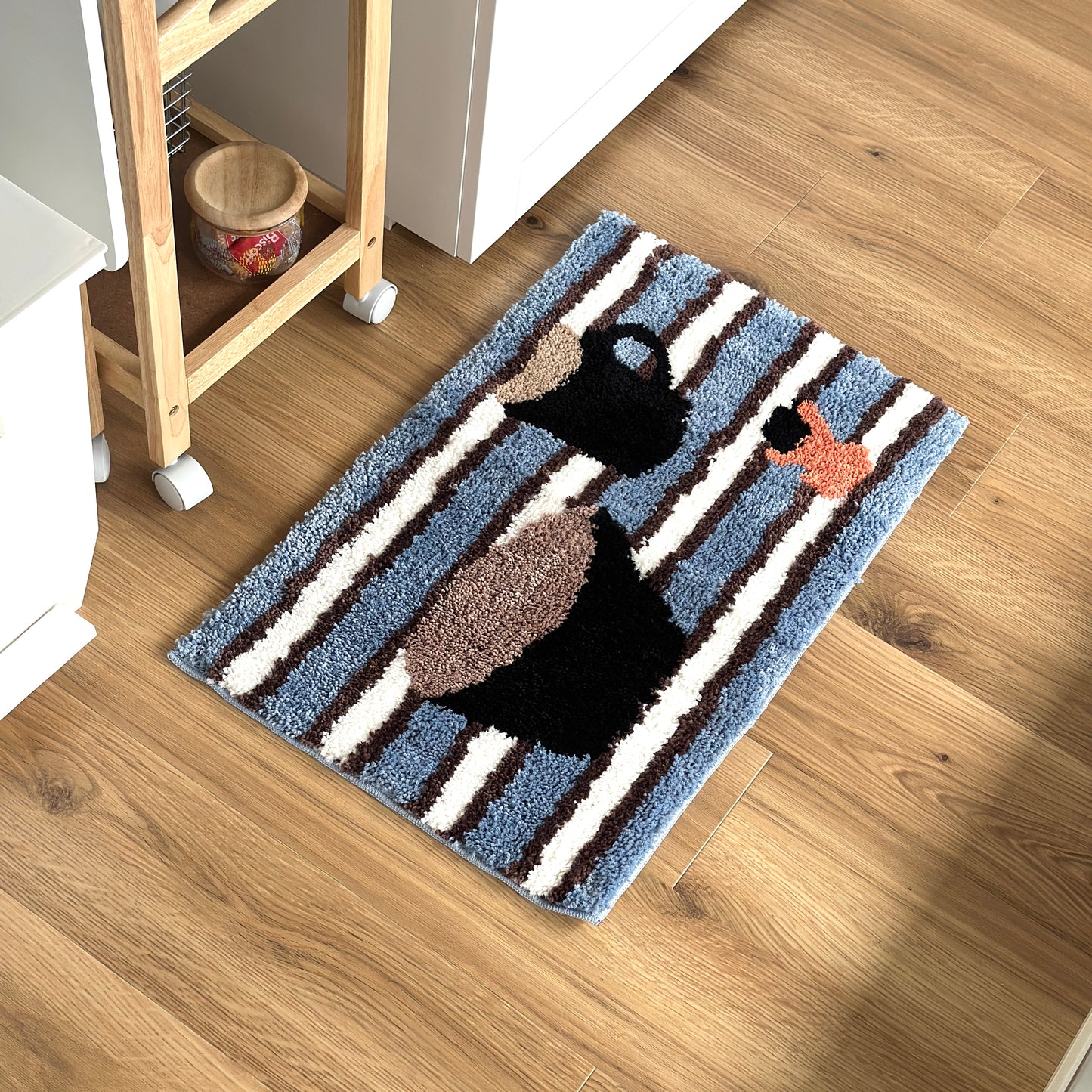 コーヒーカップがモチーフのミニラグをキッチンに敷いている様子