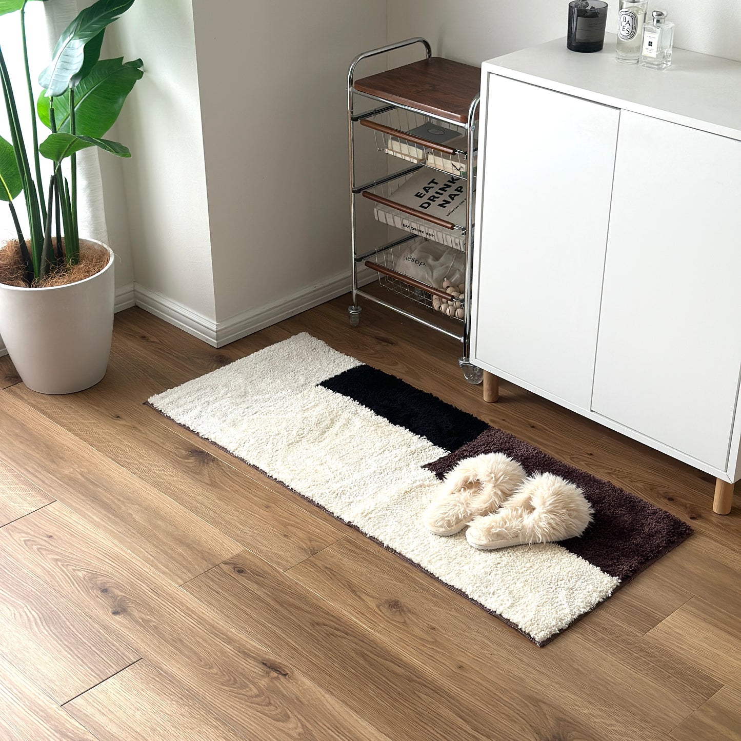 シンプルなブロックカラーのロングラグを部屋に敷いている様子