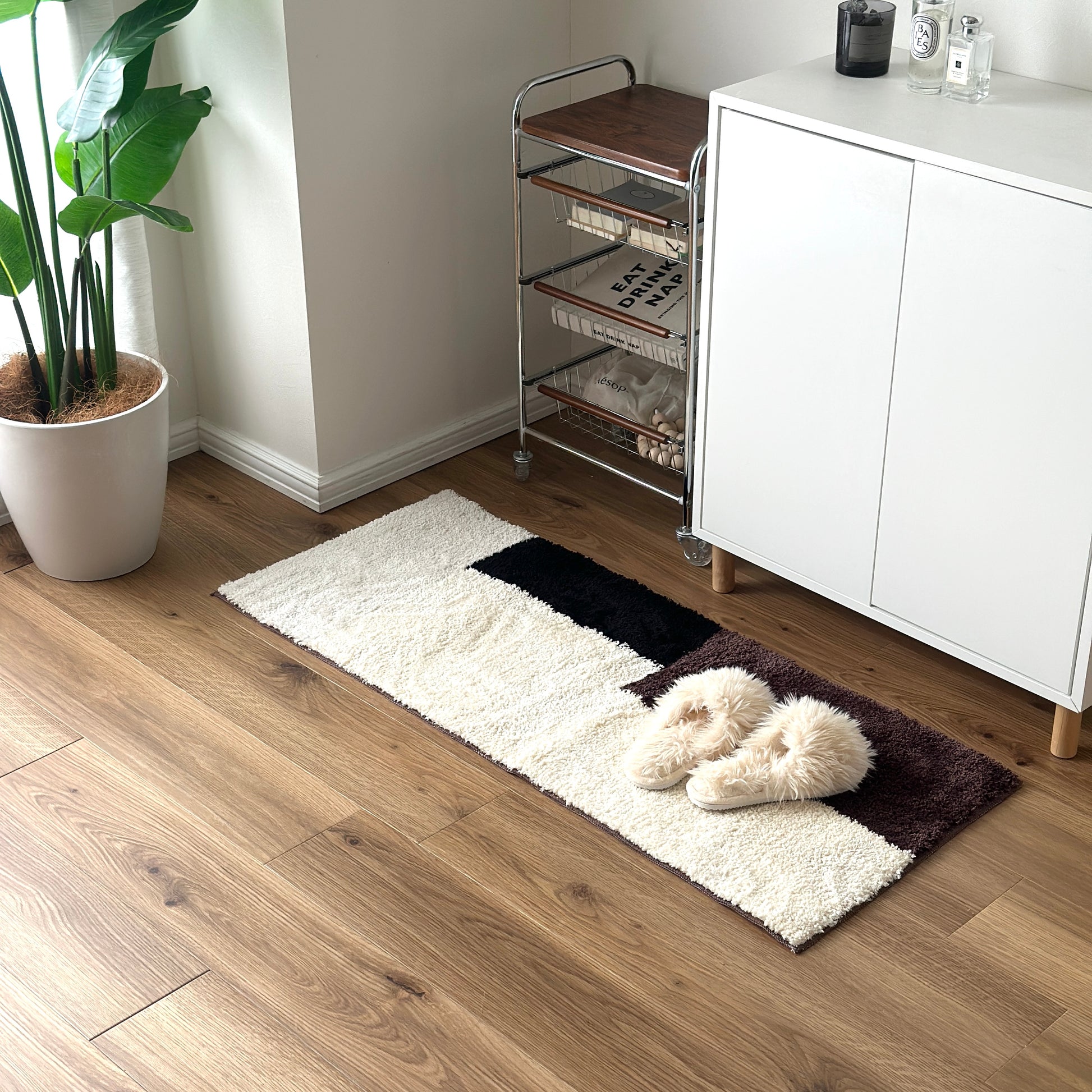 シンプルなブロックカラーのロングラグを部屋に敷いている様子