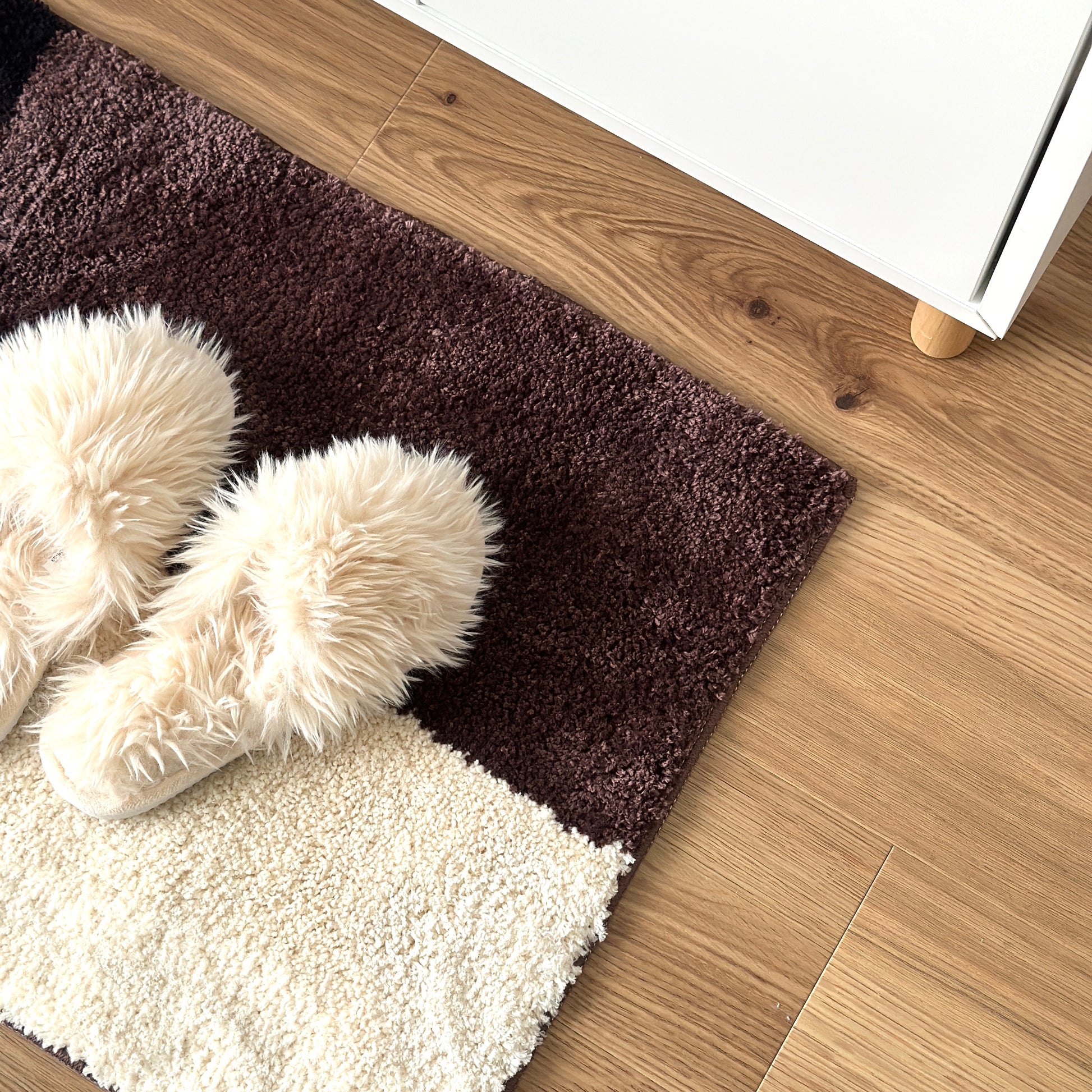 シンプルなブロックカラーのロングラグ