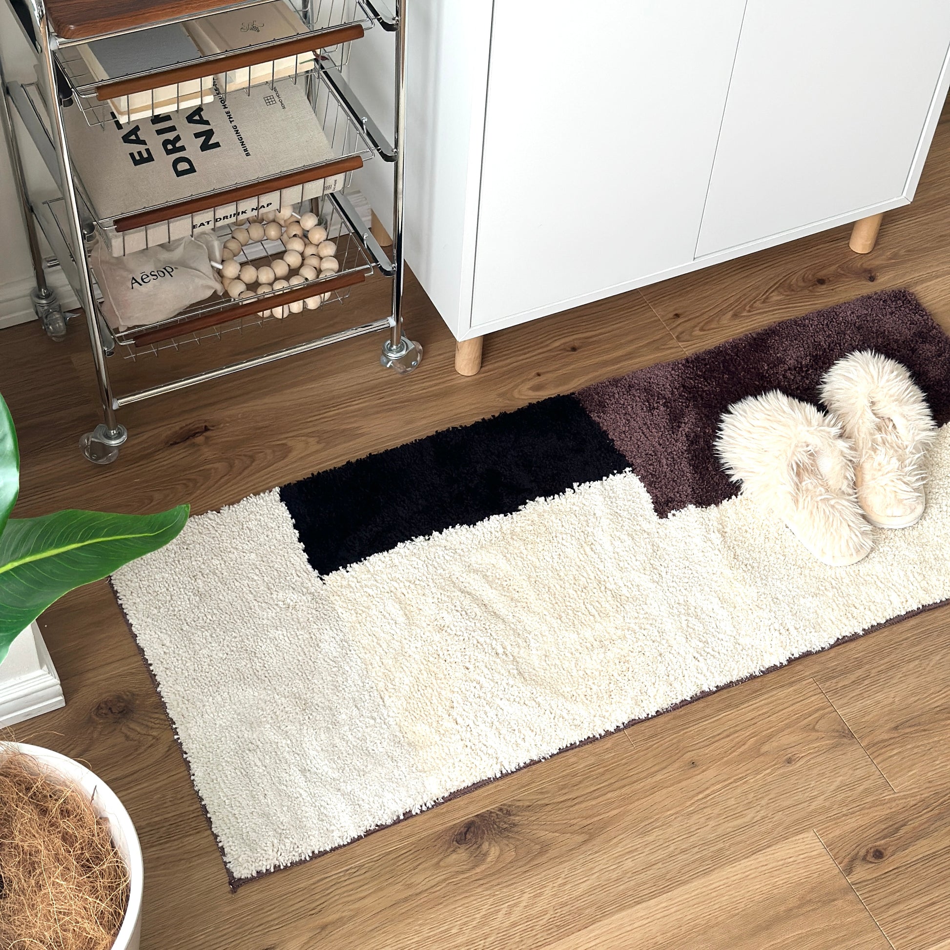 シンプルなブロックカラーのロングラグを部屋に敷いている様子