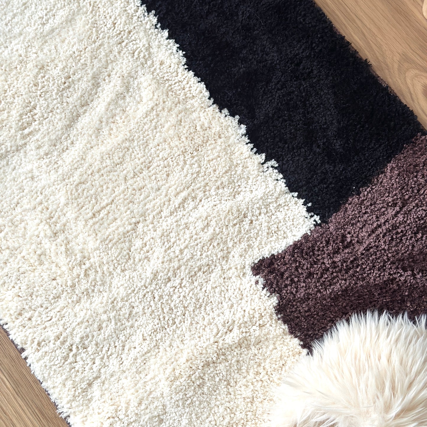 シンプルなブロックカラーのロングラグ