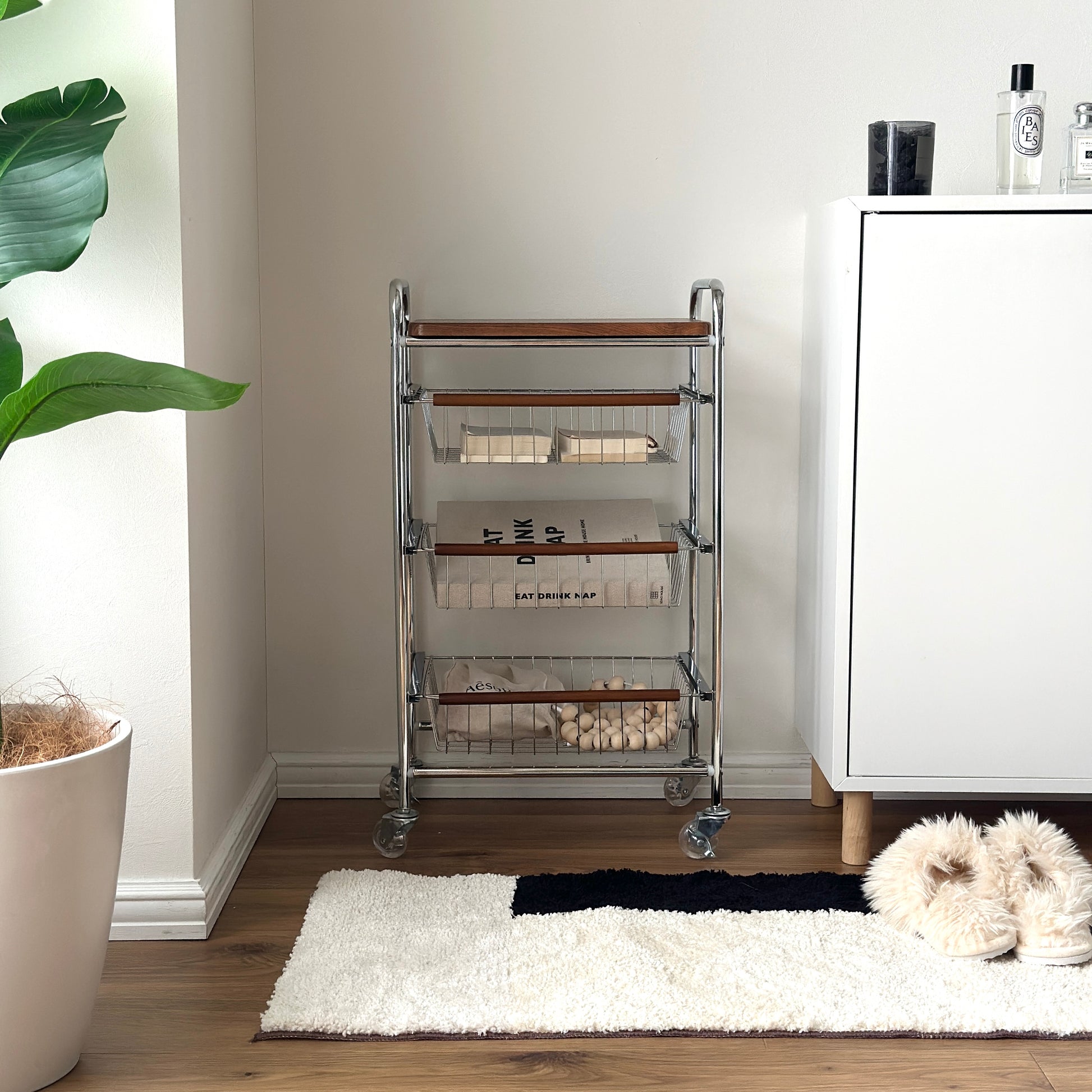 ステンレスとウッド天板の収納ワゴンを部屋の隅に置いている様子