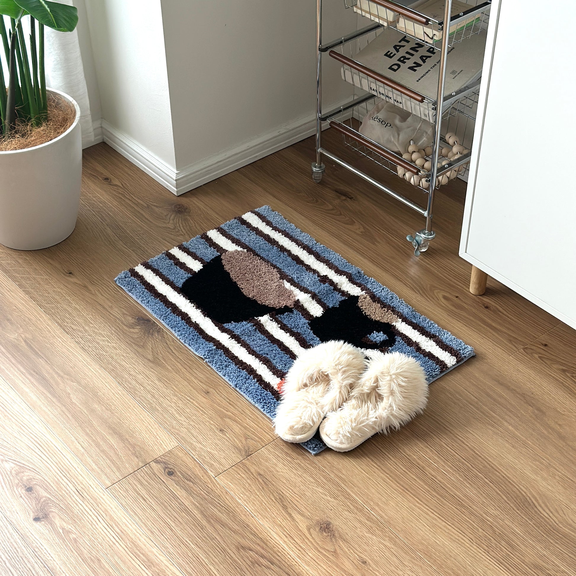 コーヒーカップがモチーフのミニラグを部屋に敷いている様子