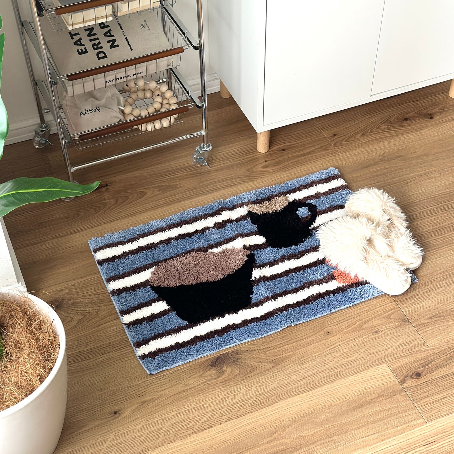 コーヒーカップがモチーフのミニラグを部屋に敷いている様子