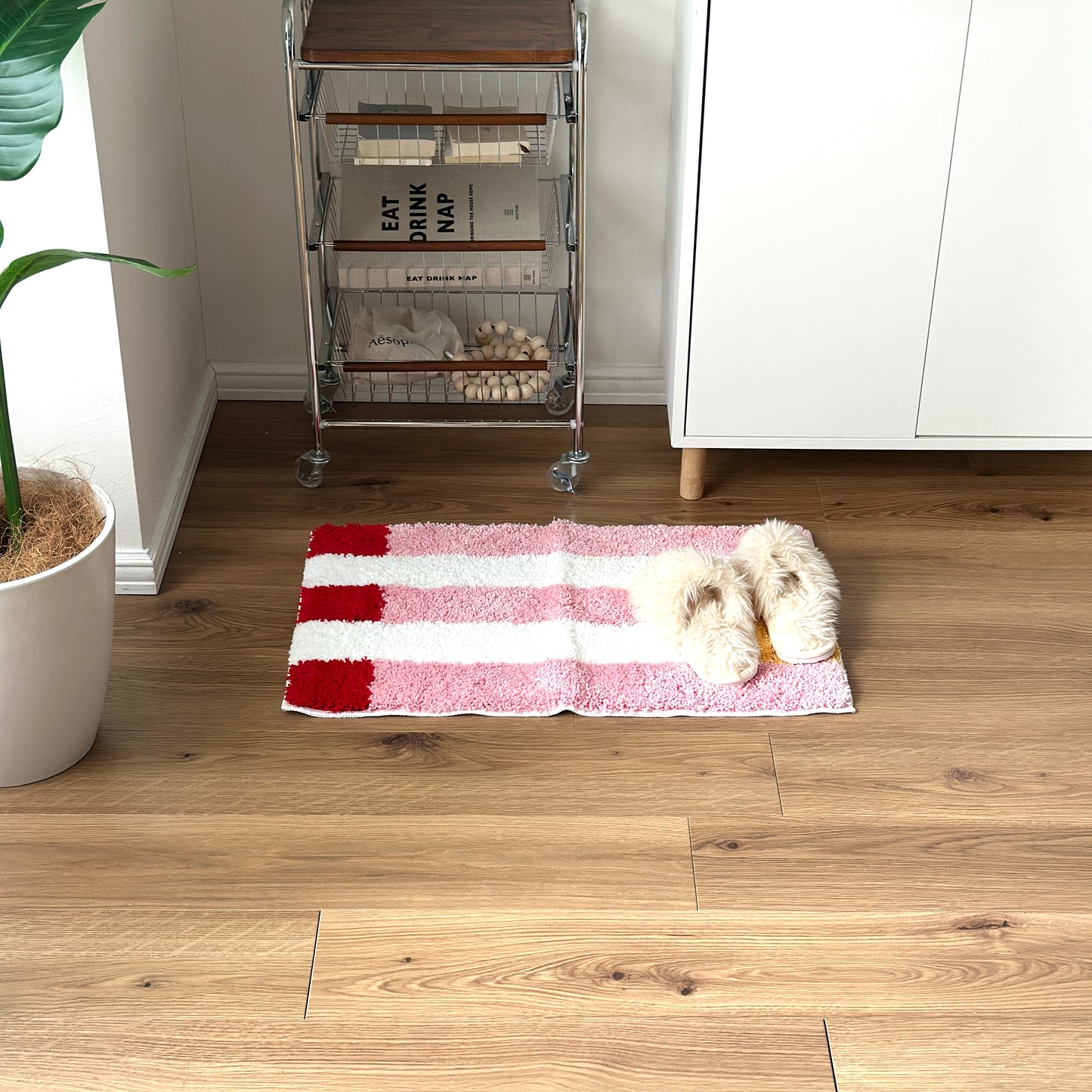 ピンクのブロックカラーが特徴的なミニラグ