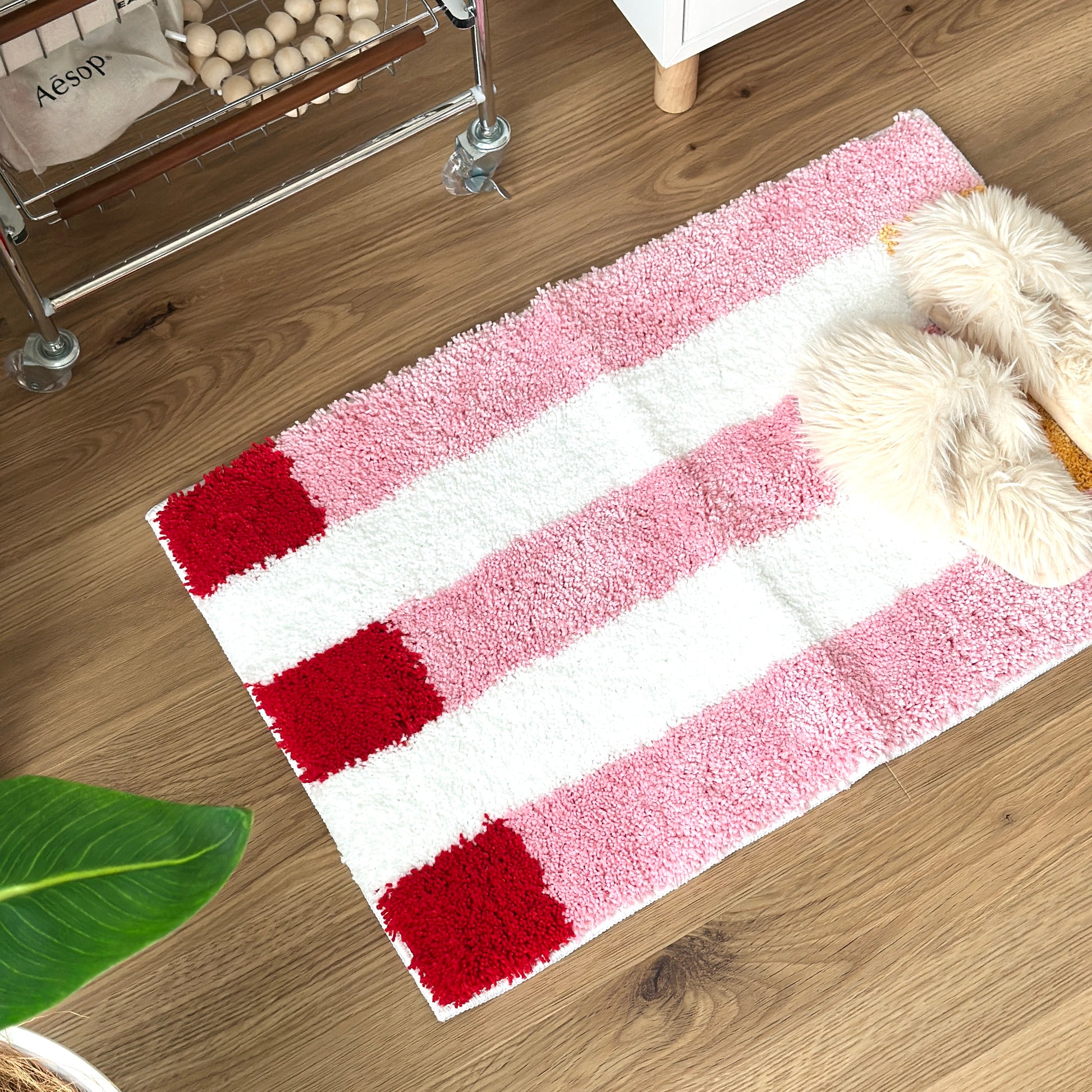 ピンクのブロックカラーが特徴的なミニラグ