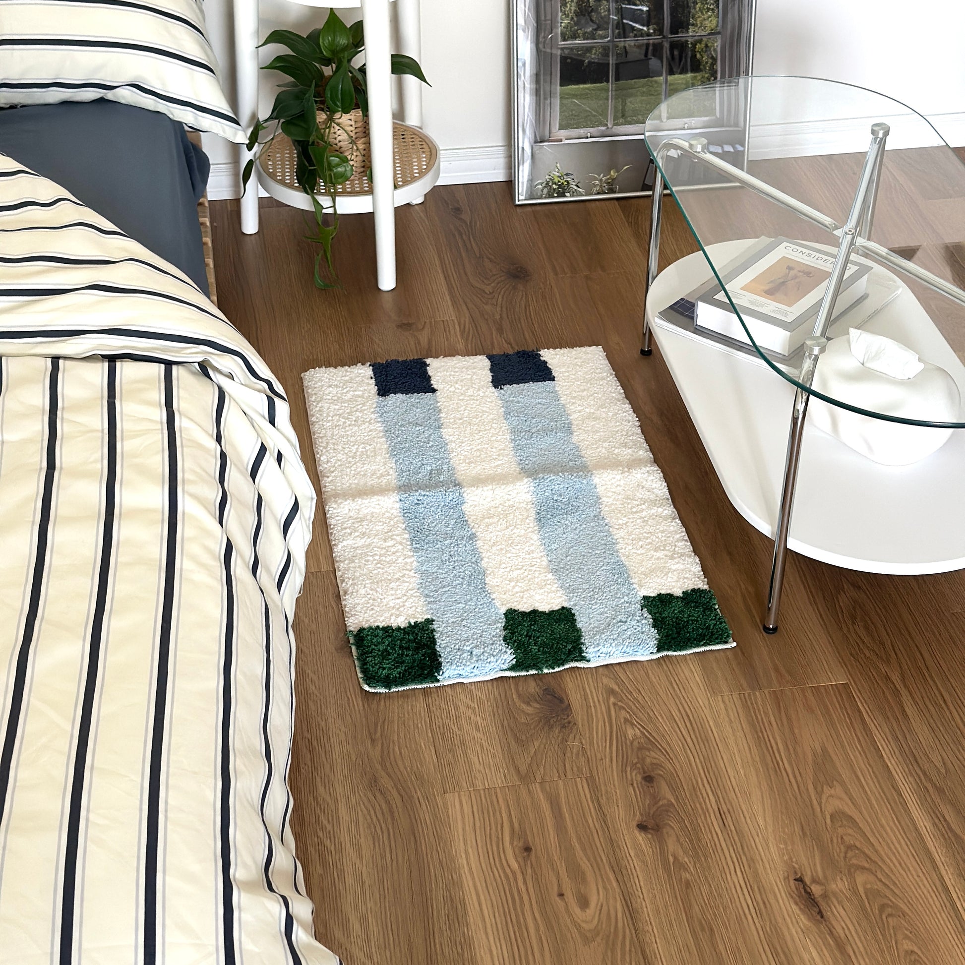 ライトブルーのカラーブロックが特徴的なミニラグ