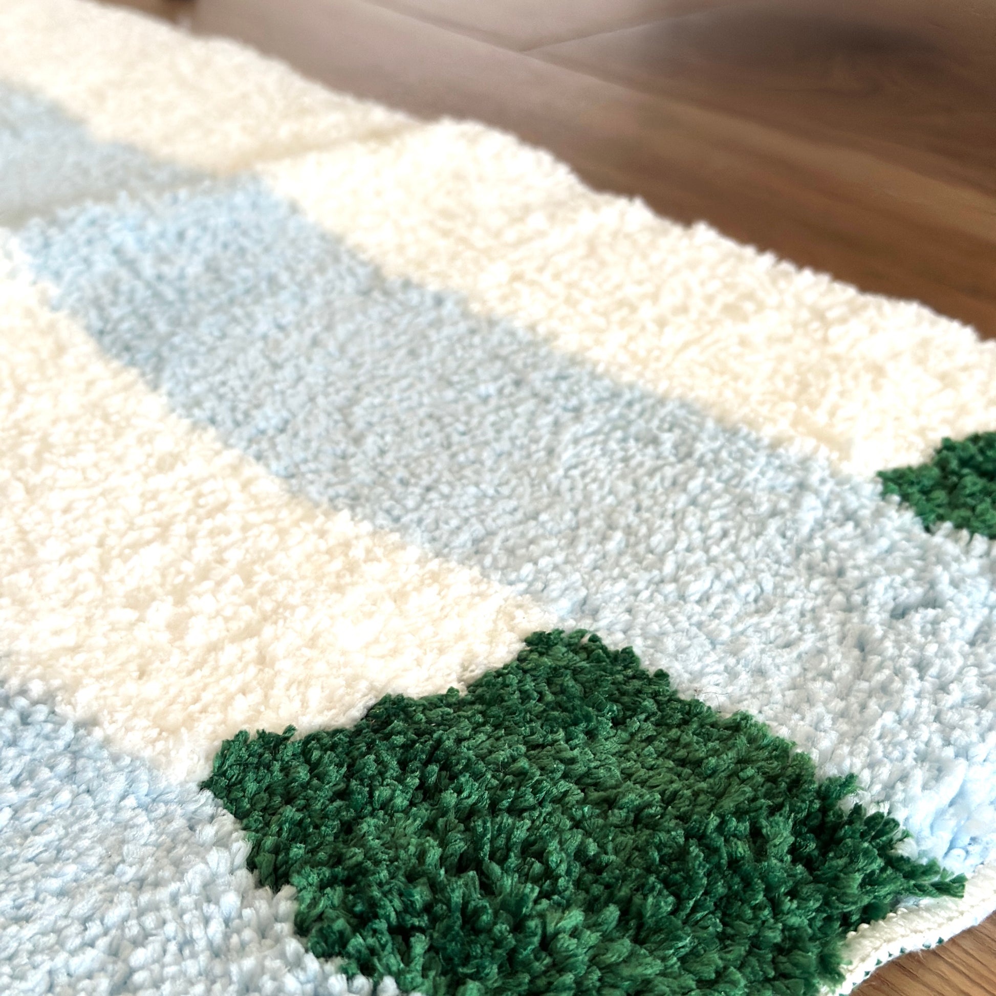 ライトブルーのカラーブロックが特徴的なミニラグ