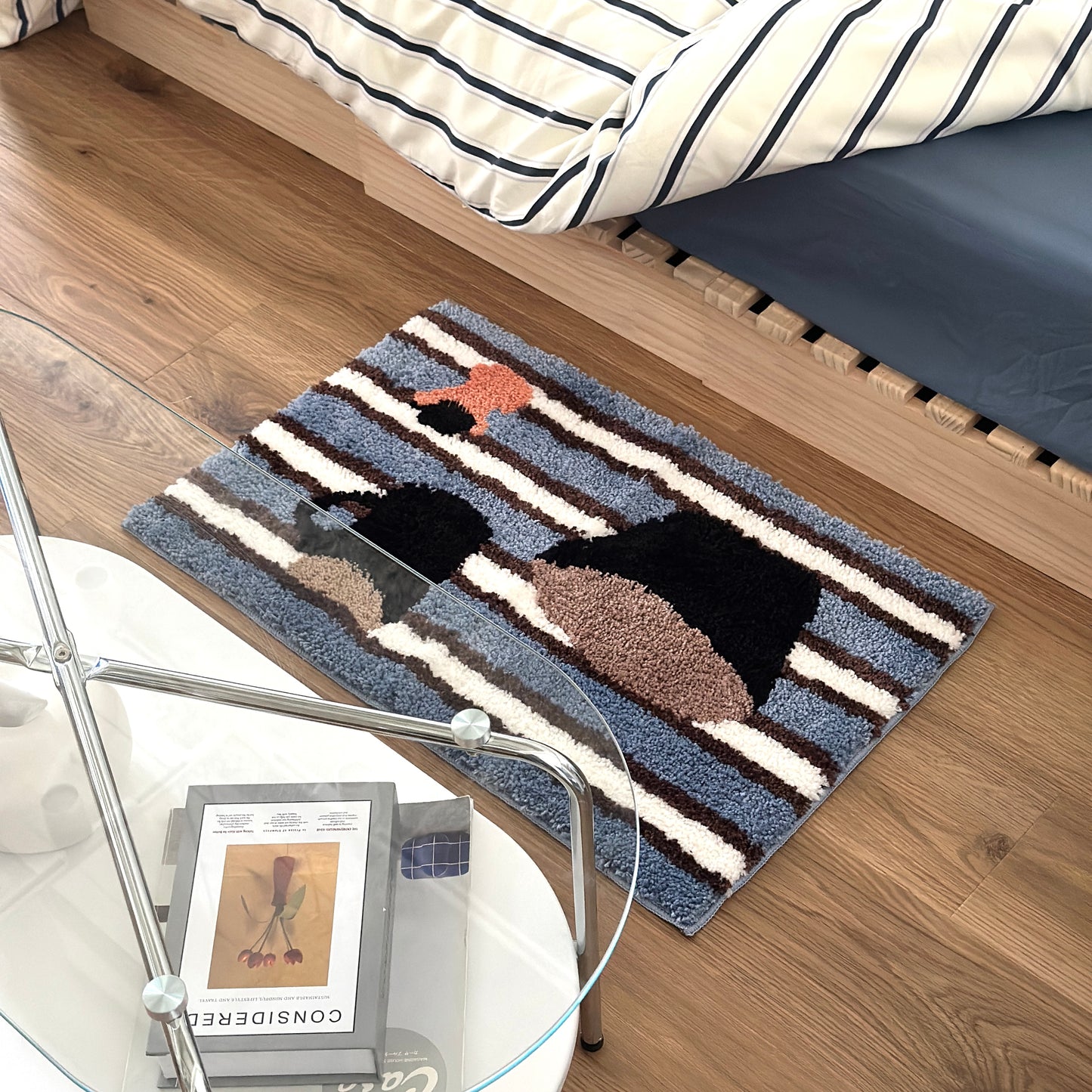 コーヒーカップがモチーフのミニラグをベッド横に敷いている様子