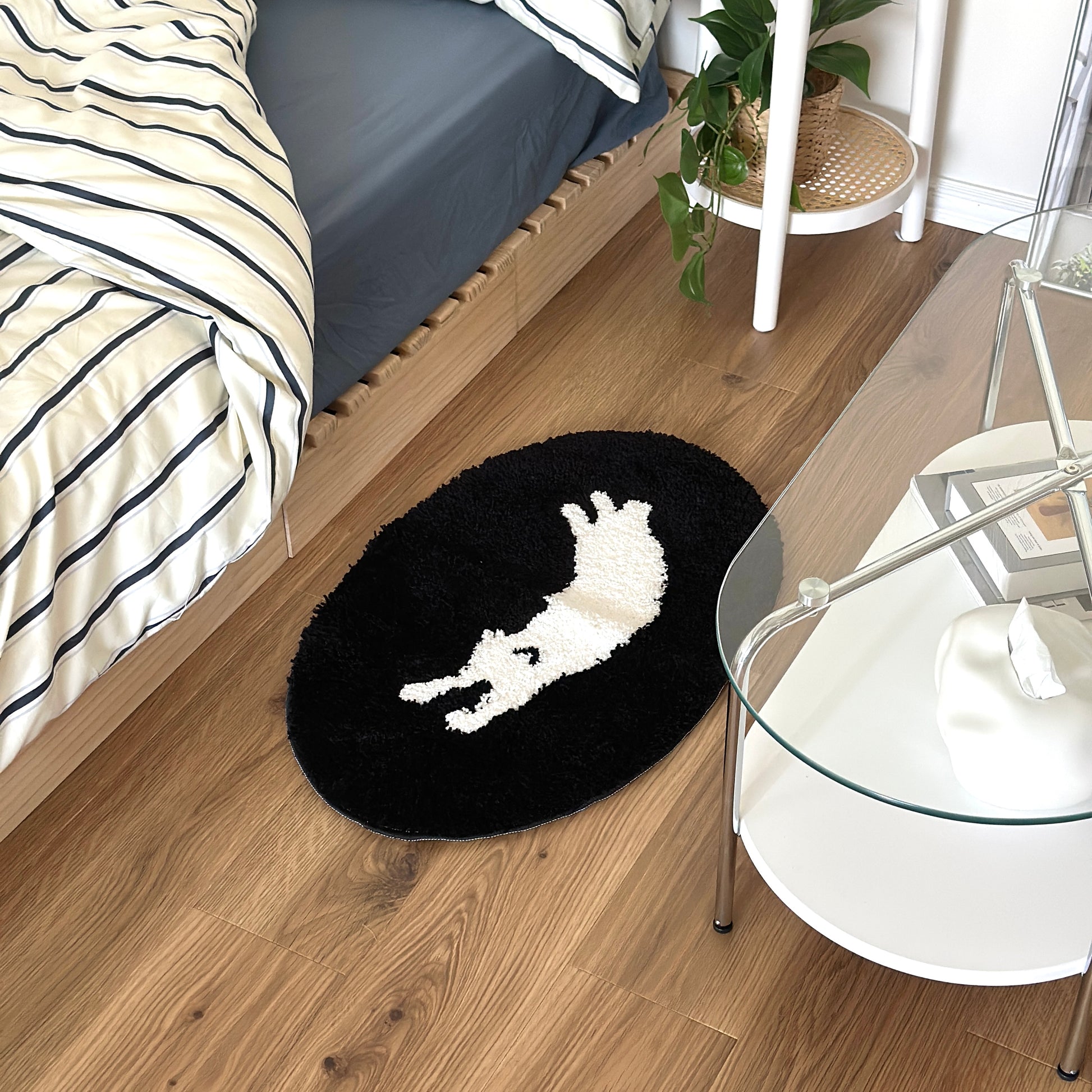 眠る犬がイラストされたミニラグがベッド横に敷かれてある様子