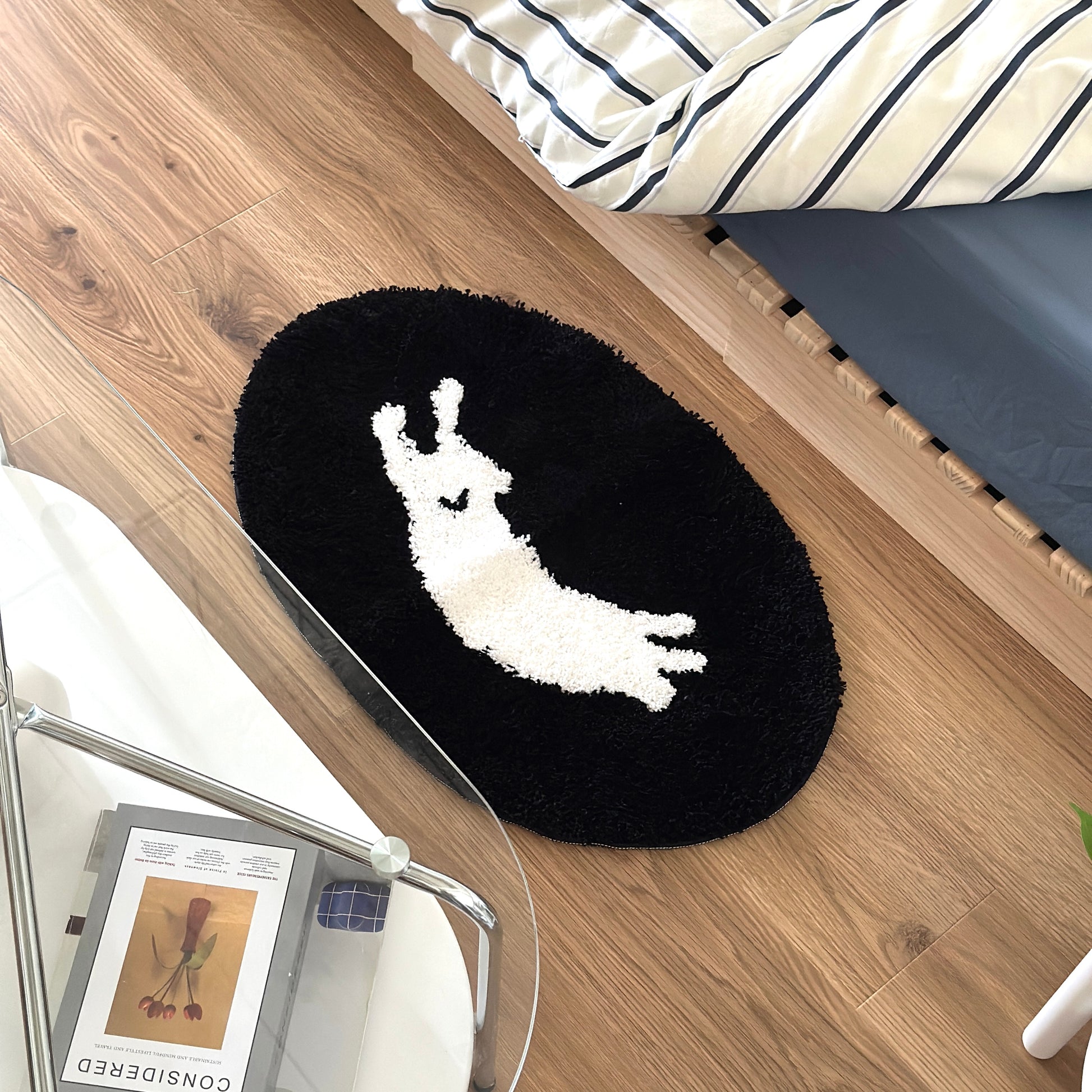 眠る犬がイラストされたミニラグがベッド横に敷かれてある様子