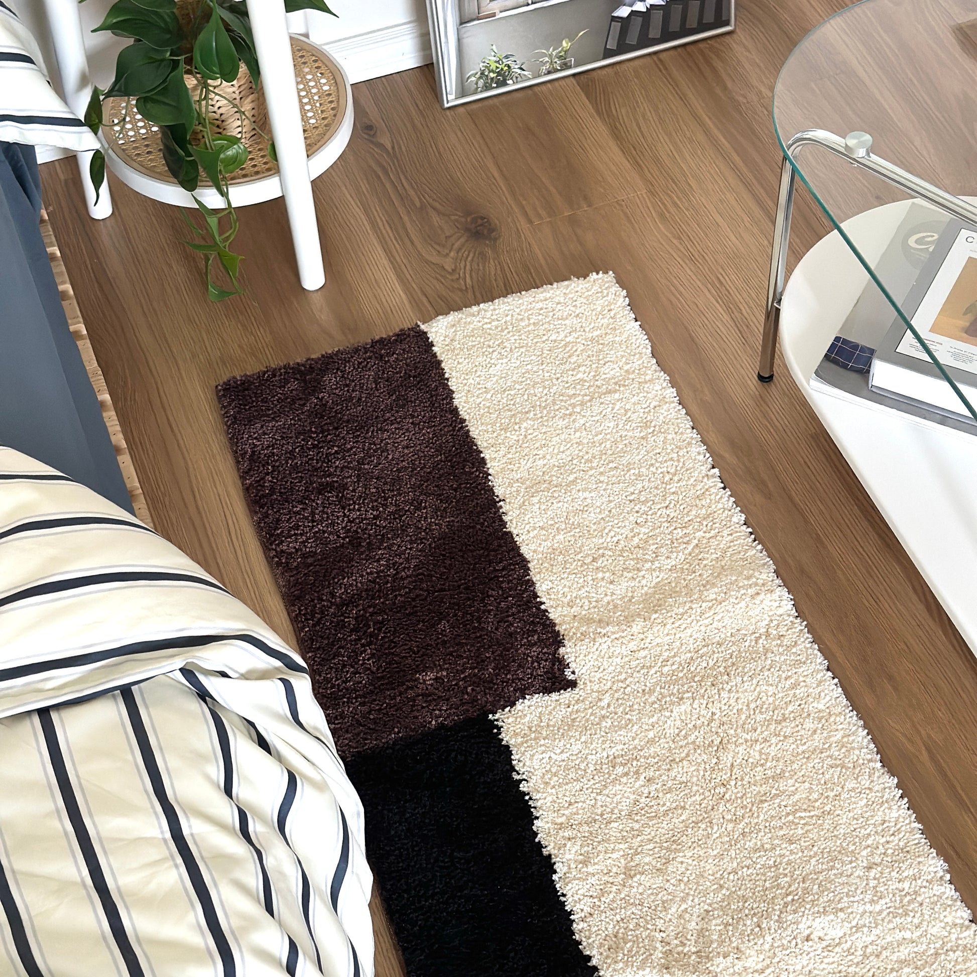 シンプルなブロックカラーのロングラグ