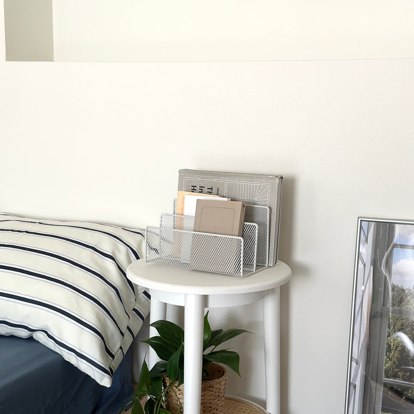 ホワイトのアイアン素材のマガジンラックをサイドテーブルに置いている様子