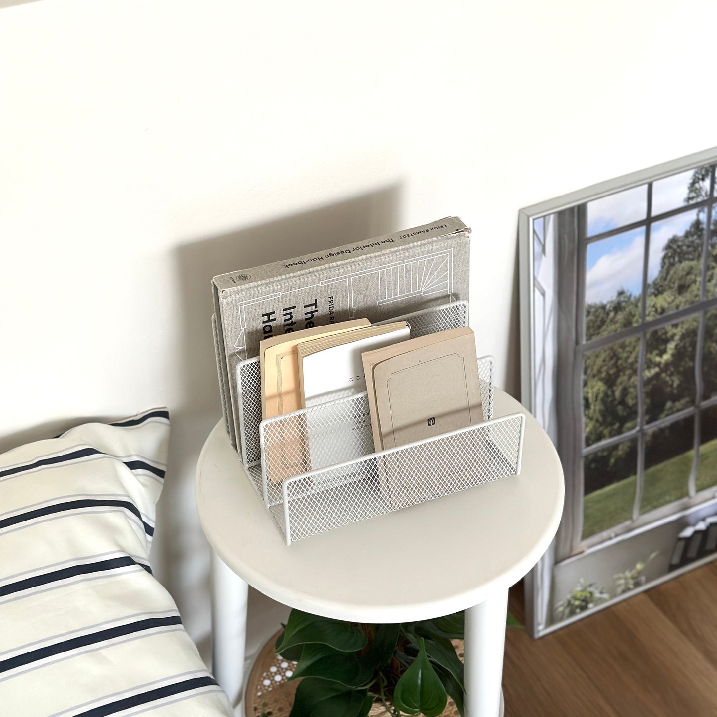 ホワイトのアイアン素材のマガジンラックをサイドテーブルに置いている様子