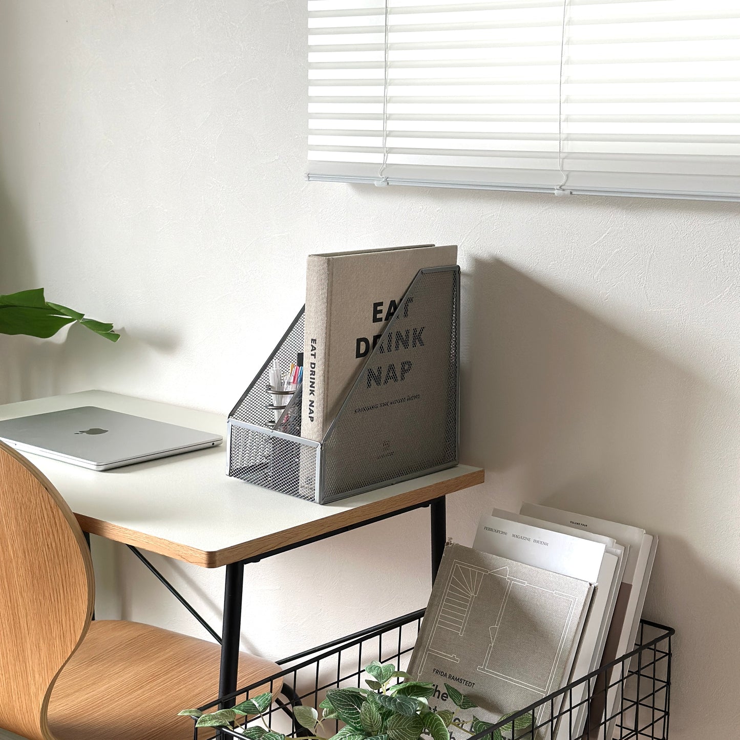 シルバーの卓上ブック収納ラックをデスクに置いている様子