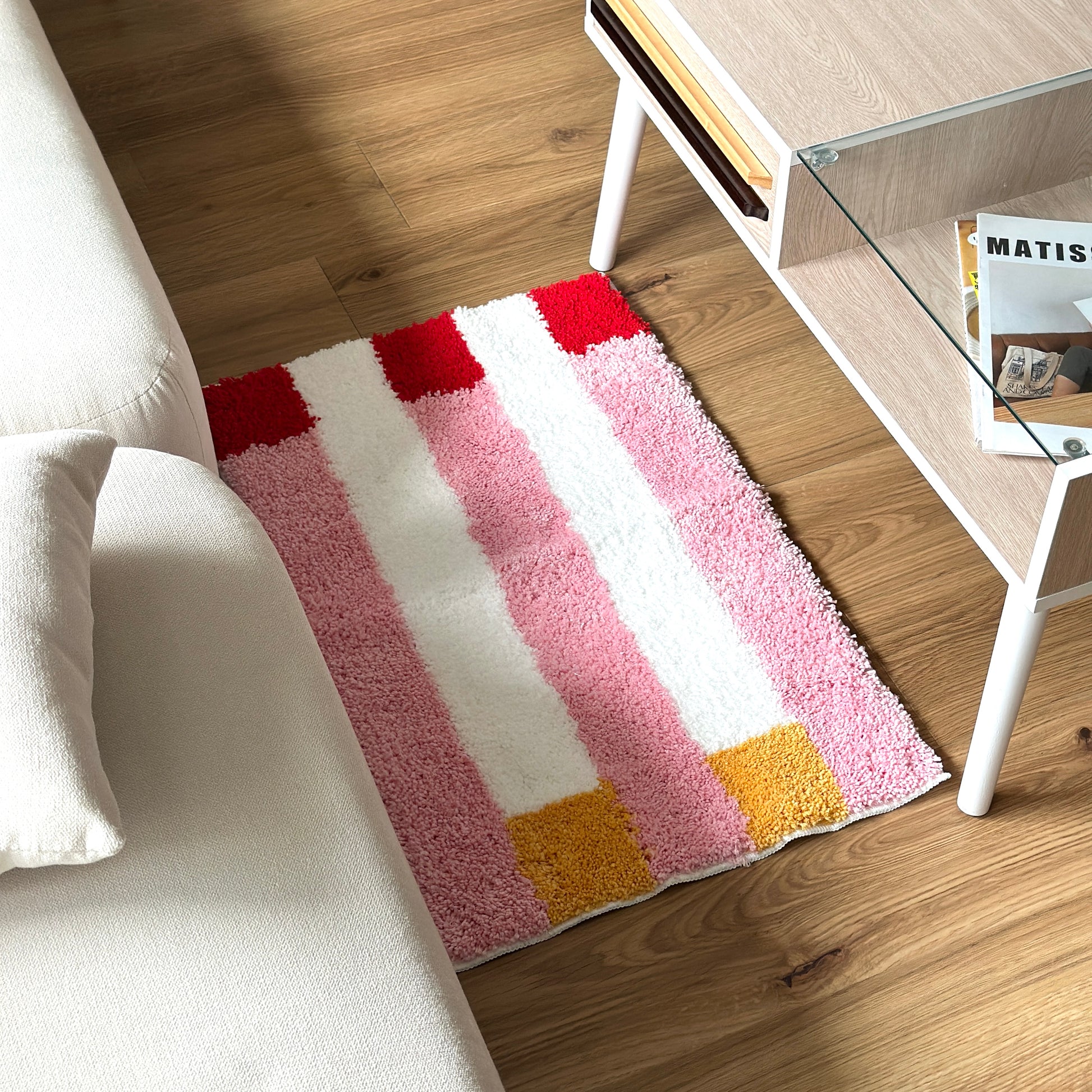 ピンクのブロックカラーが特徴的なミニラグ