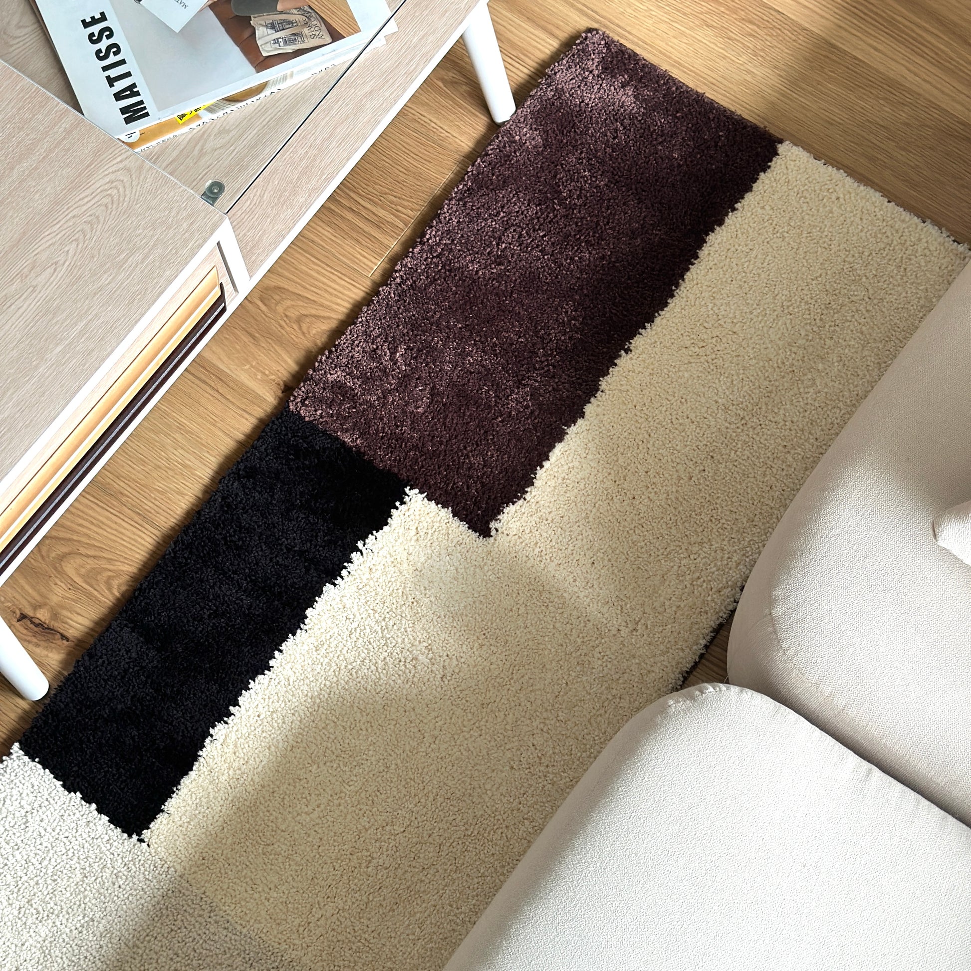 シンプルなブロックカラーのロングラグ