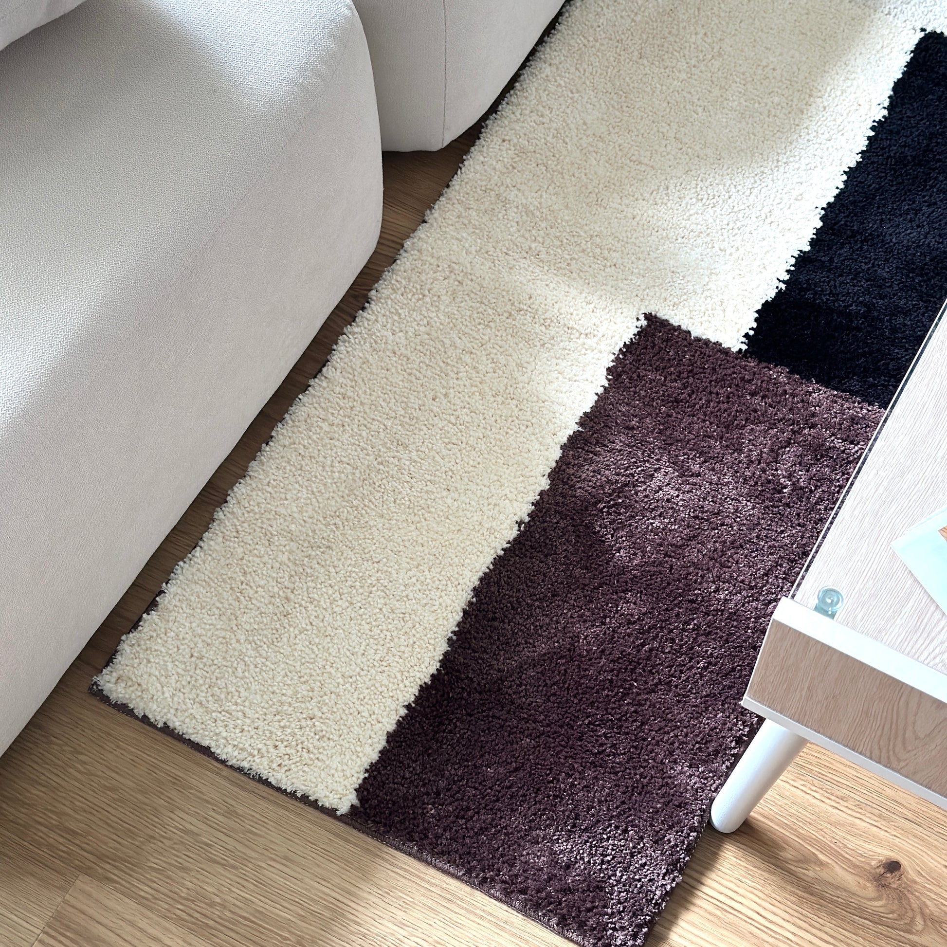 シンプルなブロックカラーのロングラグ