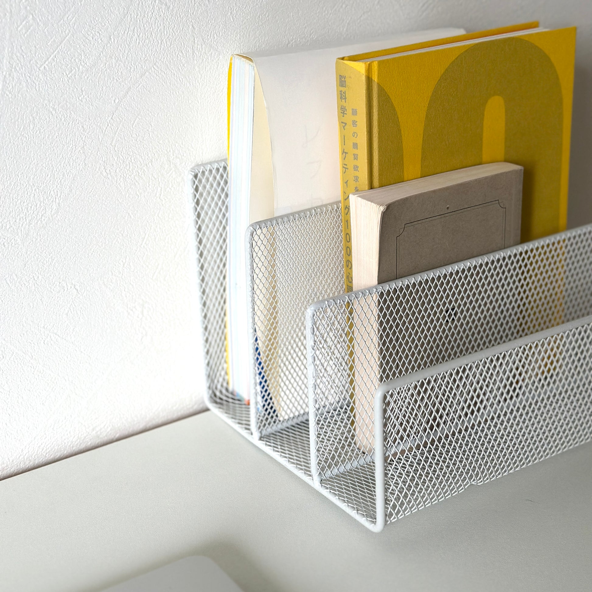 ホワイトのアイアン素材のマガジンラック