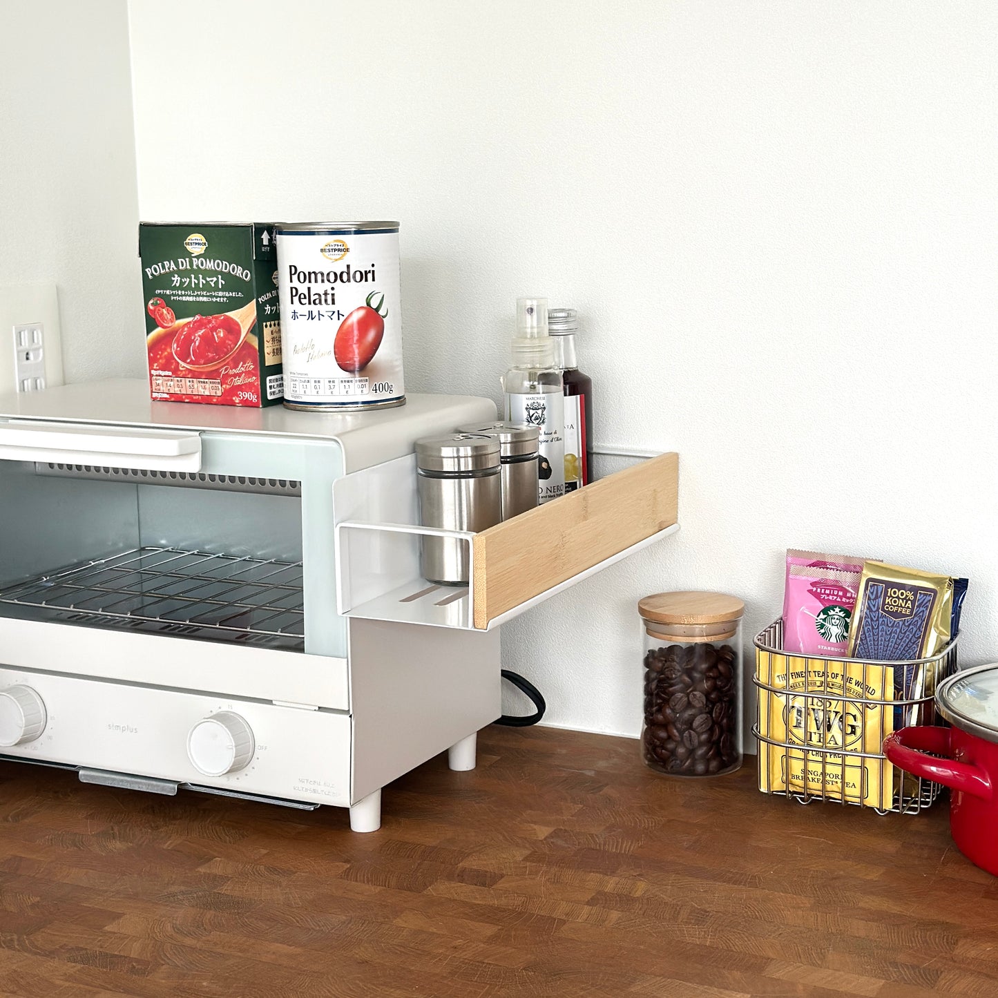 キッチン調味料ラックがオーブンの側面に貼り付けされている様子