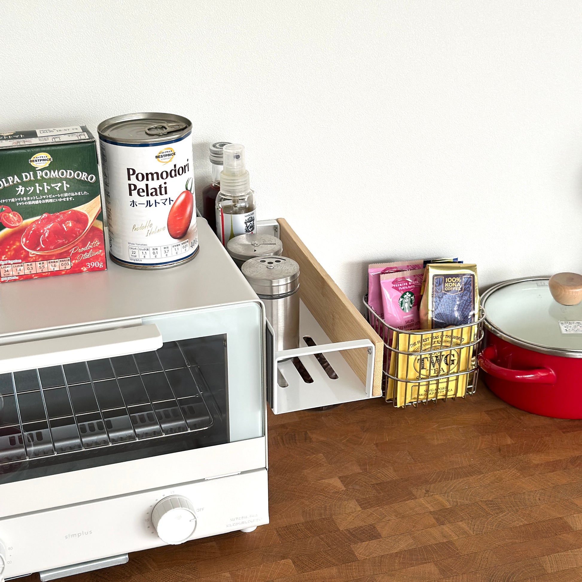 キッチン調味料ラックをオーブンの側面に貼り付けしている様子