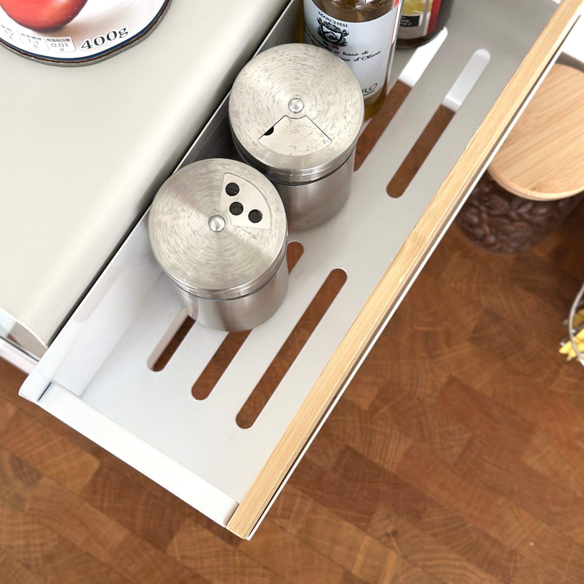 キッチン調味料ラックに調味料が収納されている様子