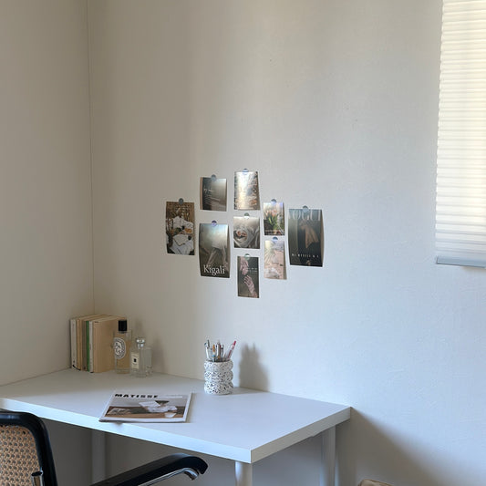 複数のポストカードが壁に貼られている様子