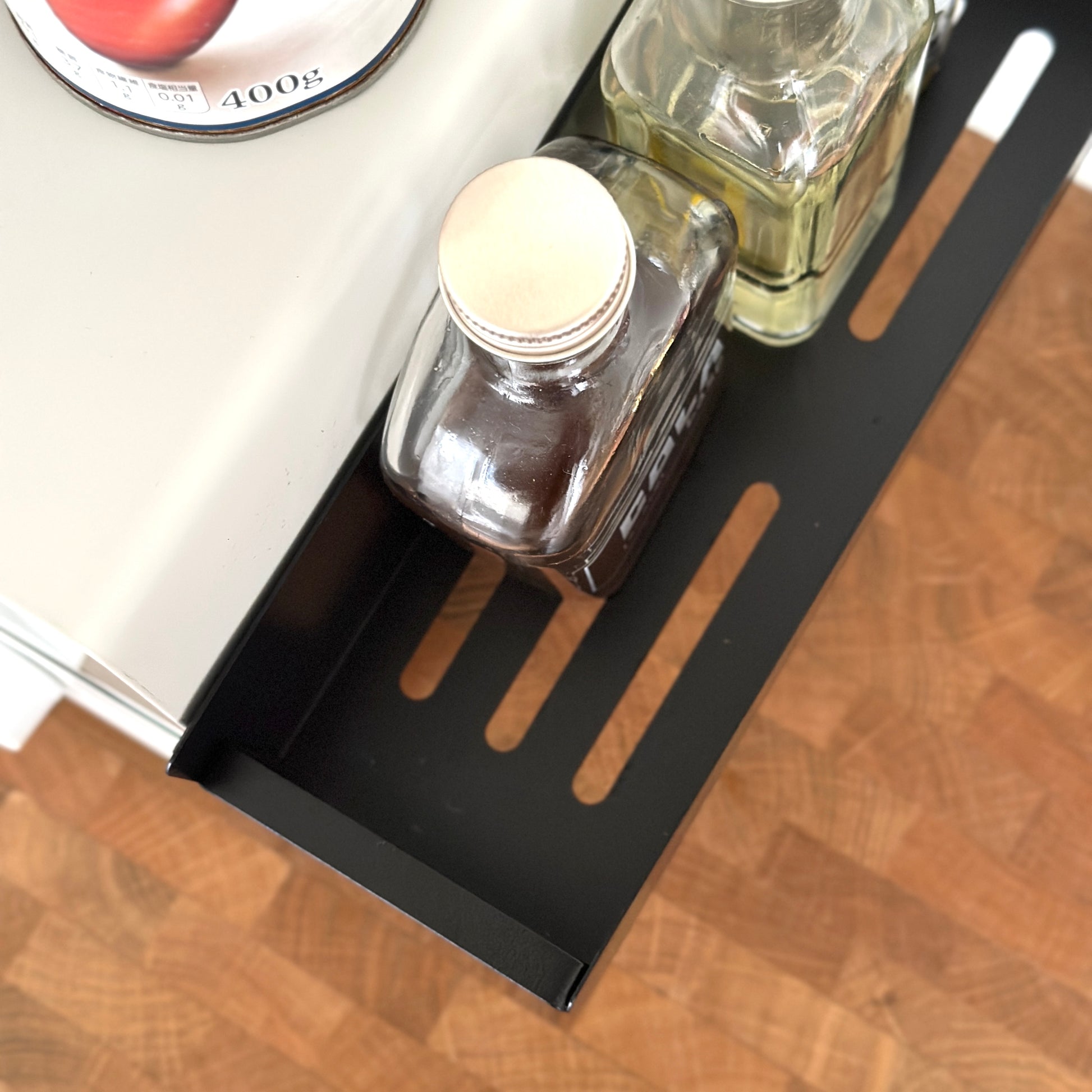 シンプル調味料ラックに調味料を収納している様子